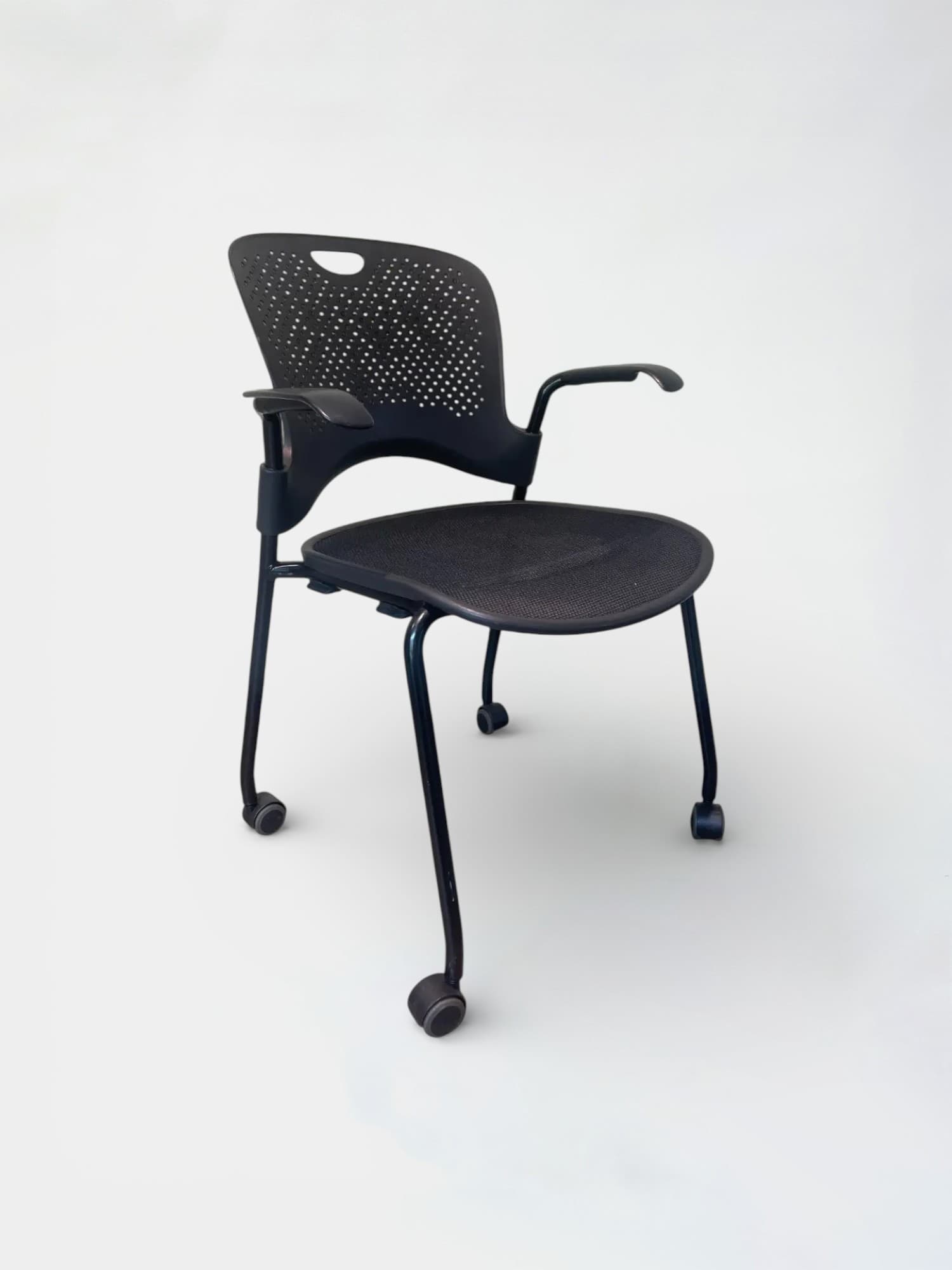 Herman Miller Black Mesh Office Chair with Wheels and Armrests (chaise de bureau en maille noire avec roulettes et accoudoirs)-0