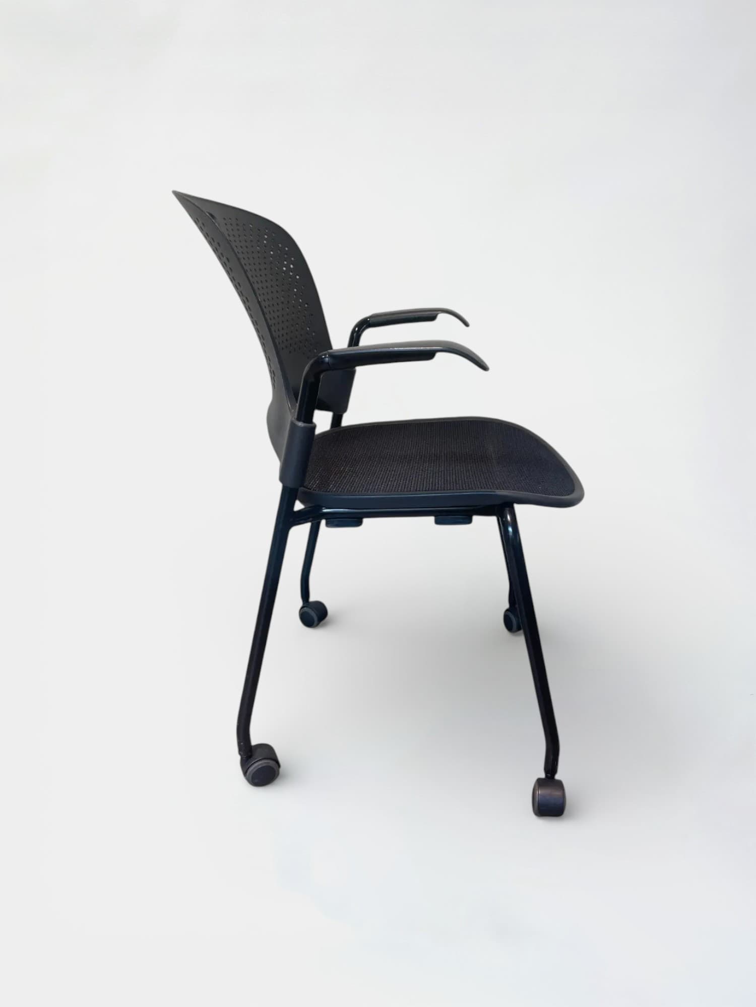 Herman Miller Black Mesh Office Chair with Wheels and Armrests (chaise de bureau en maille noire avec roulettes et accoudoirs)-1