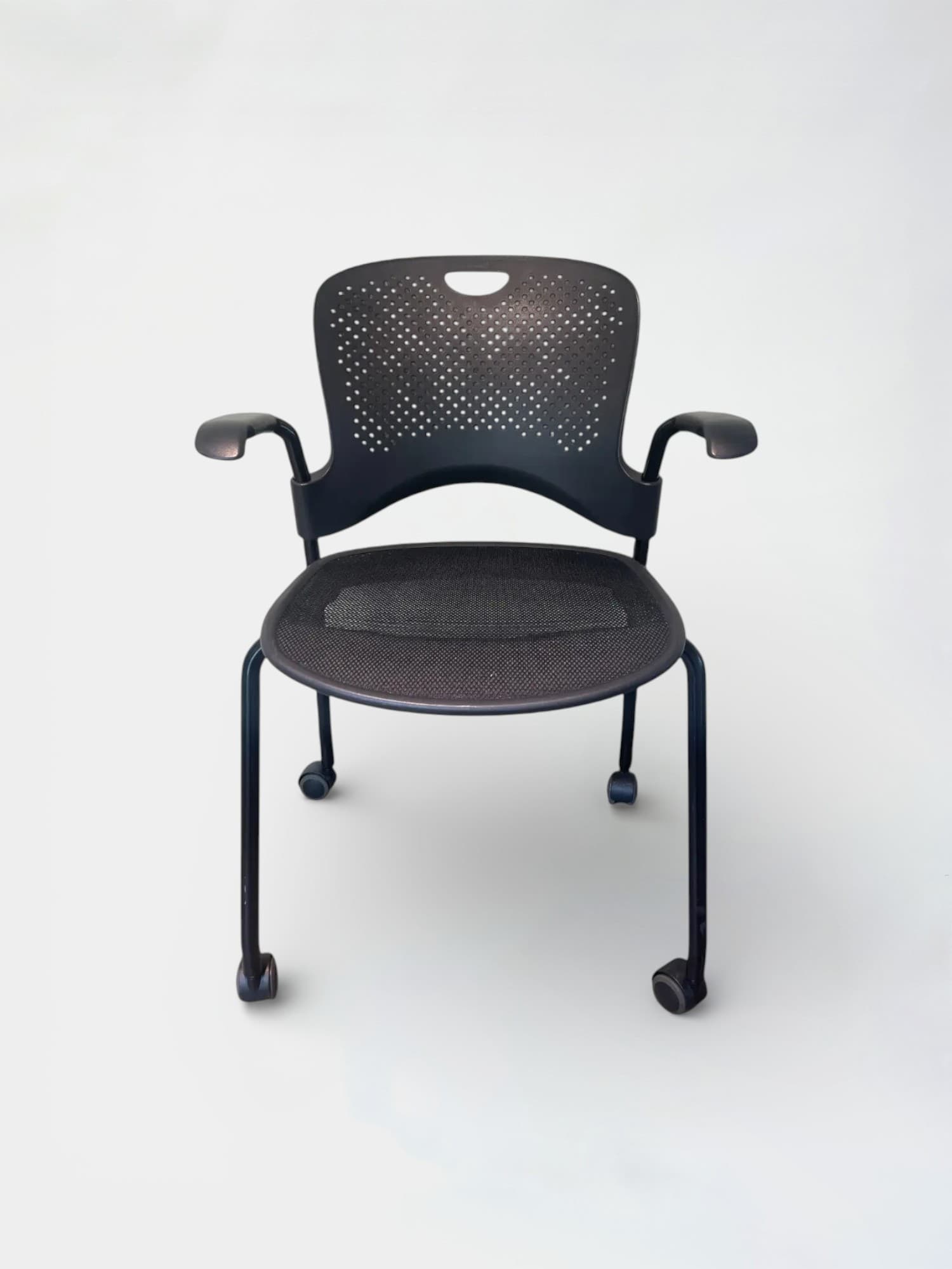 Herman Miller Black Mesh Office Chair with Wheels and Armrests (chaise de bureau en maille noire avec roulettes et accoudoirs)-1