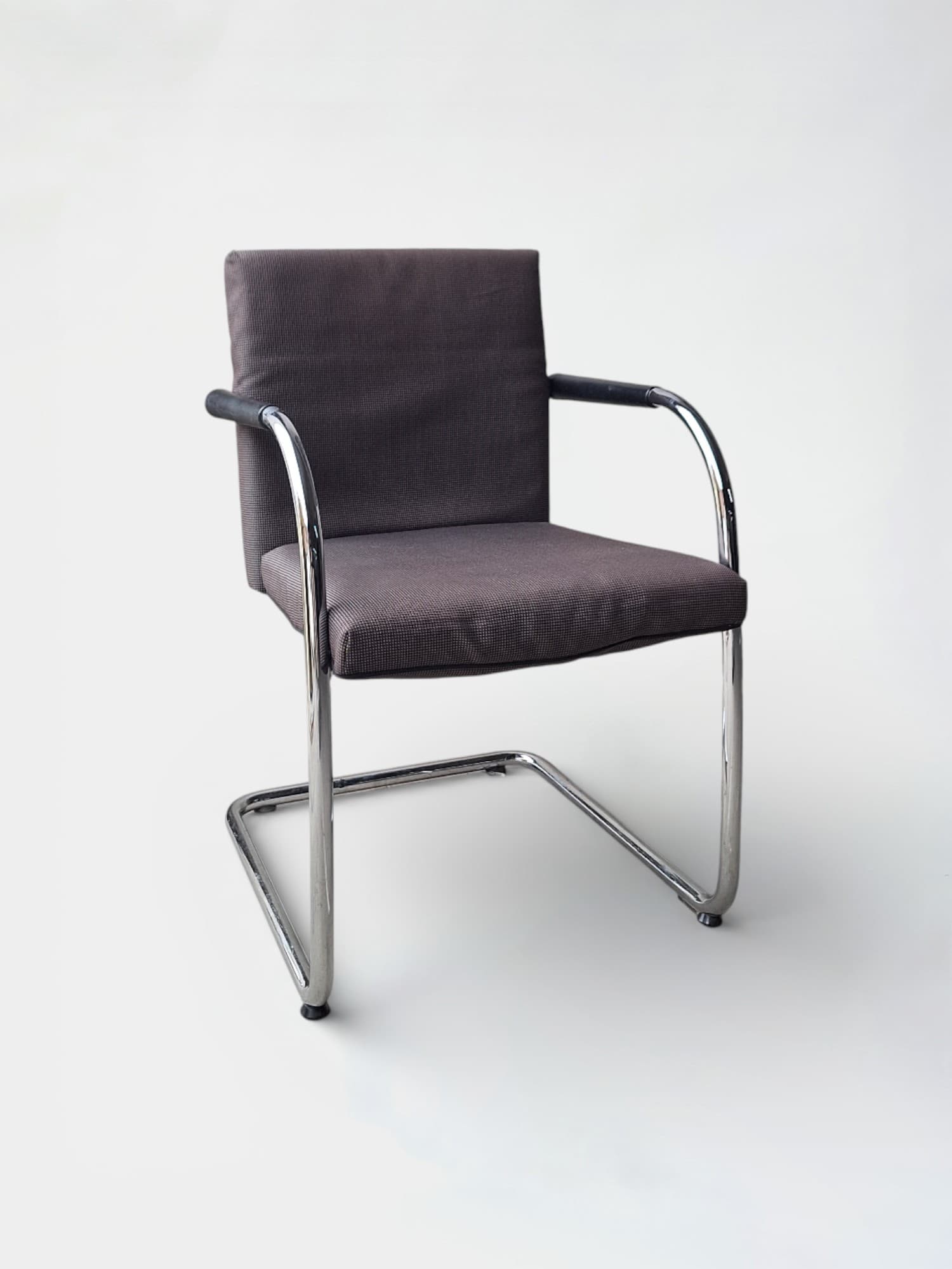 Vitra Visavis Chaise en tissu gris avec cadre chromé par Antonio Citterio-0
