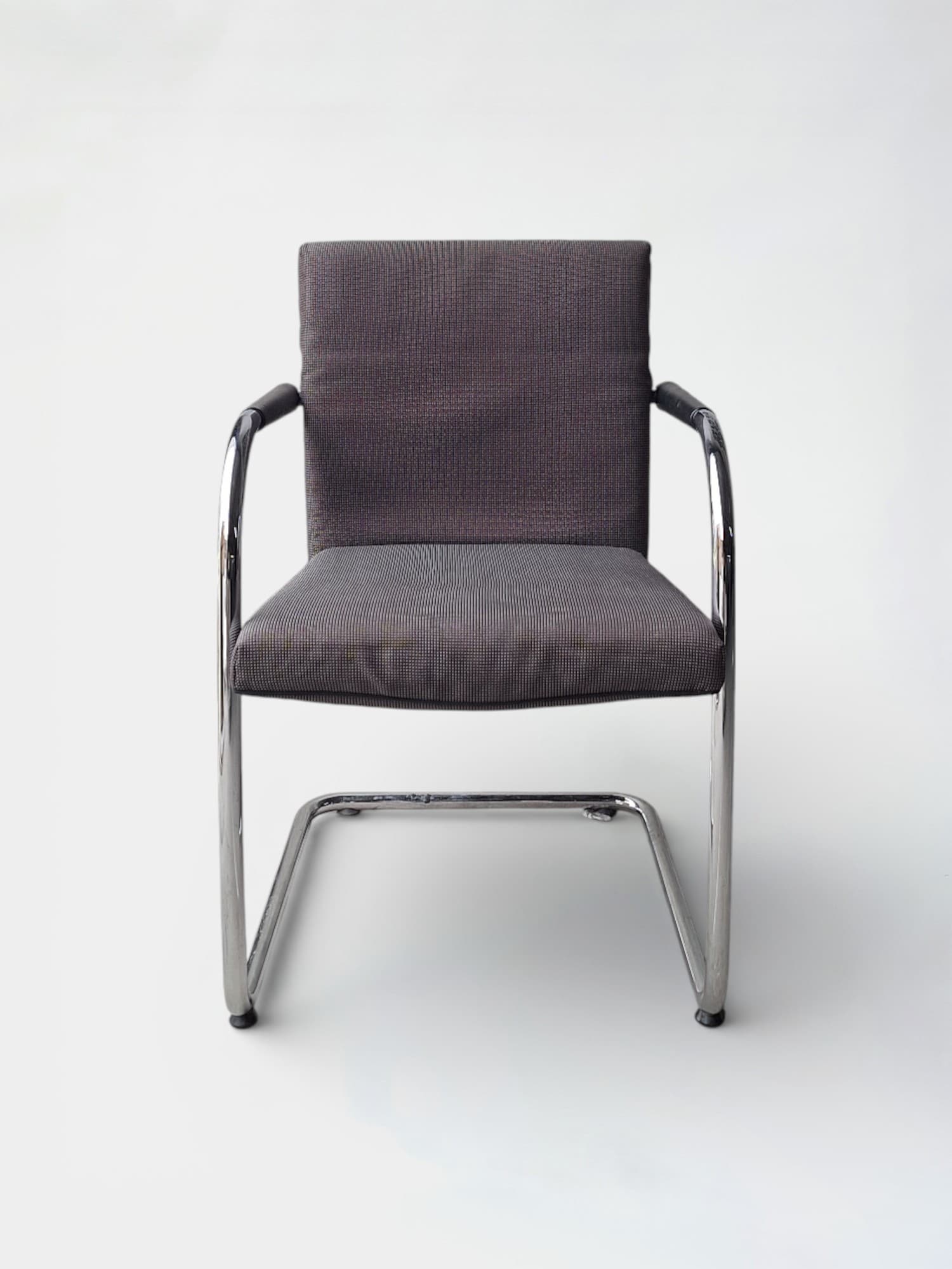Vitra Visavis Chaise en tissu gris avec cadre chromé par Antonio Citterio-1