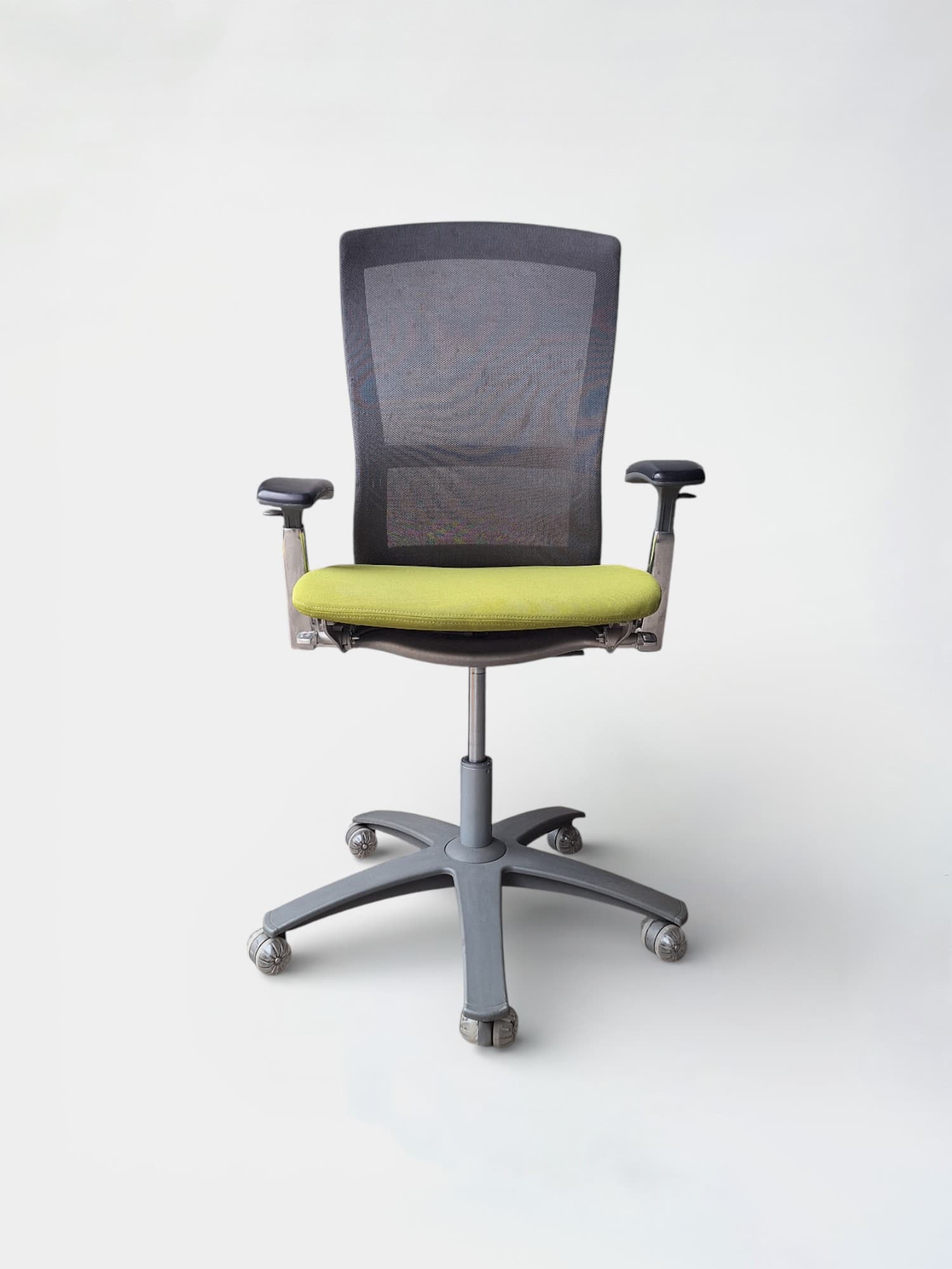 Knoll Verstelbare bureaustoel met groene zitting en grijze netrugleuning op wieltjes-1