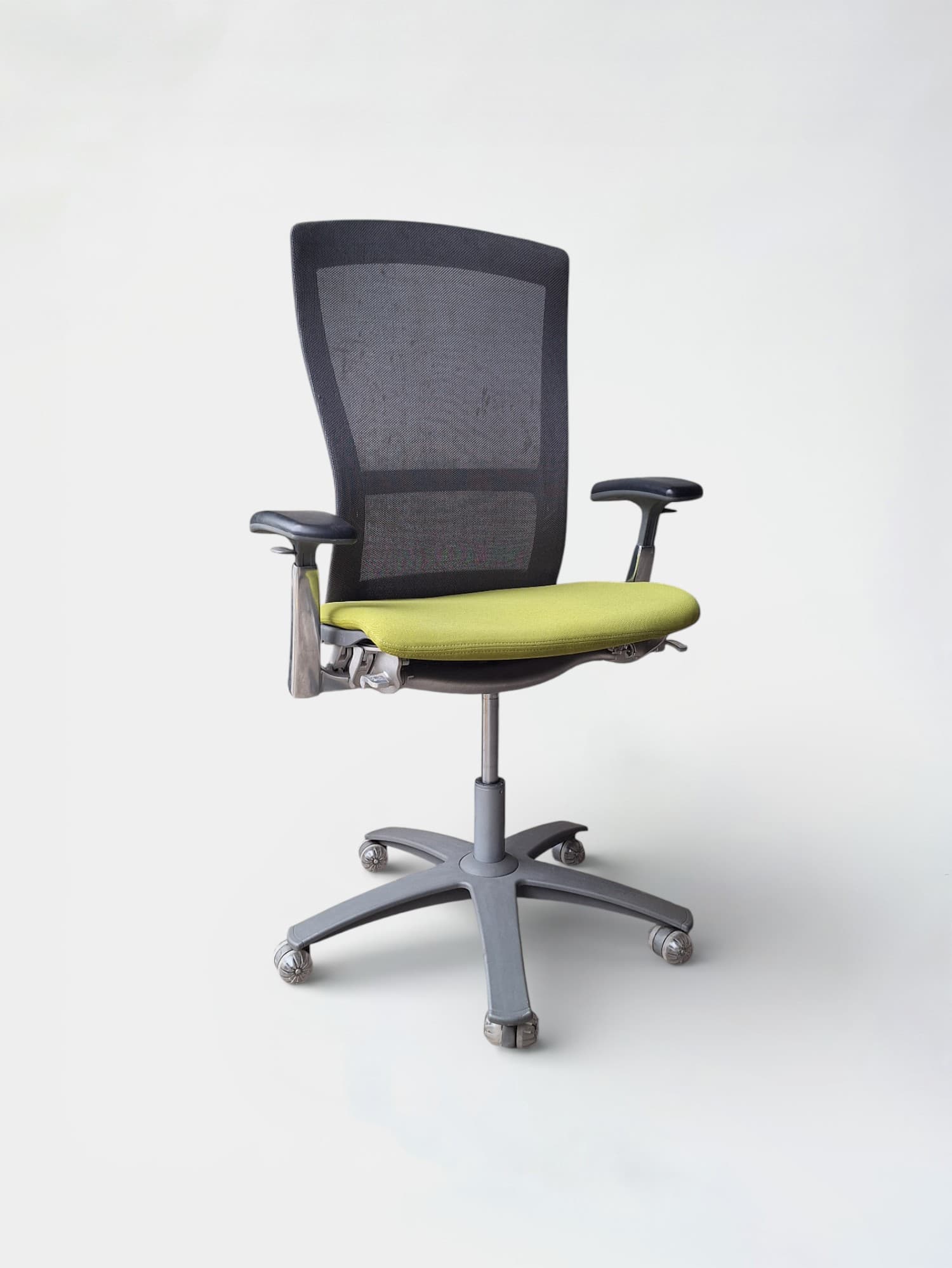 Knoll Adjustable office chair with green seat and grey mesh back on wheels-0