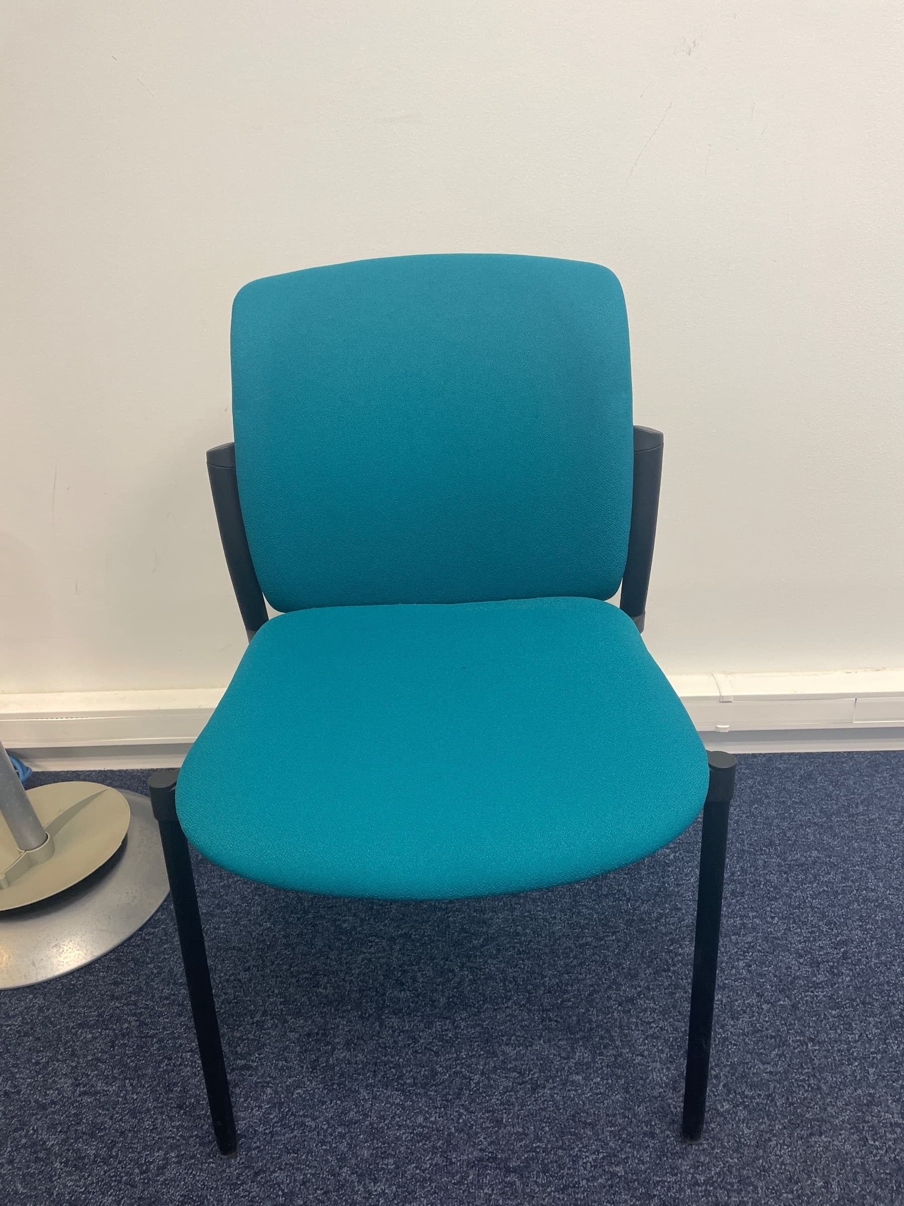 Chaise en tissu sarcelle avec un cadre noir élégant-2