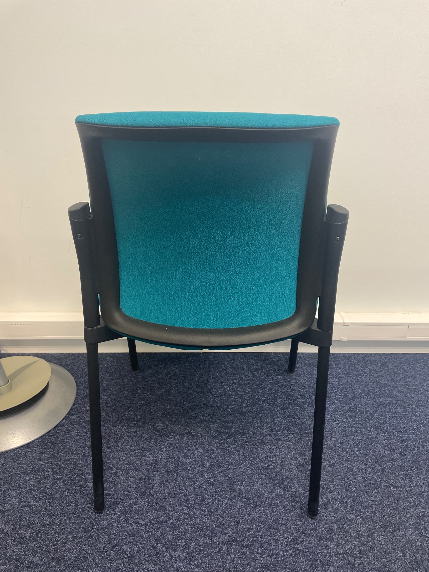 Chaise en tissu sarcelle avec un cadre noir élégant-1