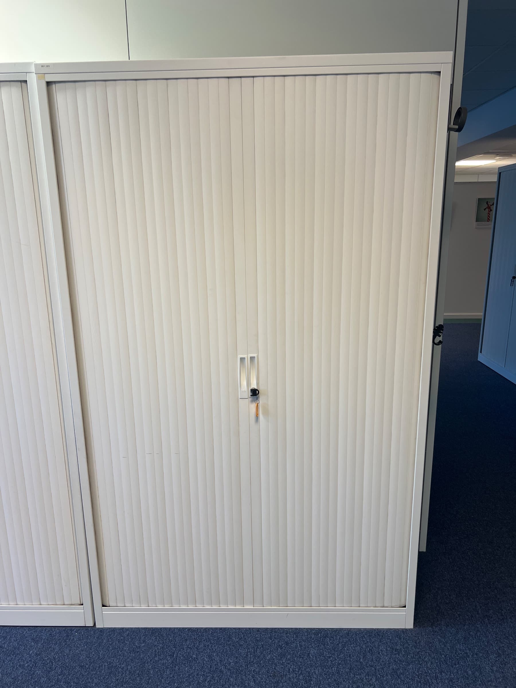 Wit metalen opbergmeubel met schuifdeuren