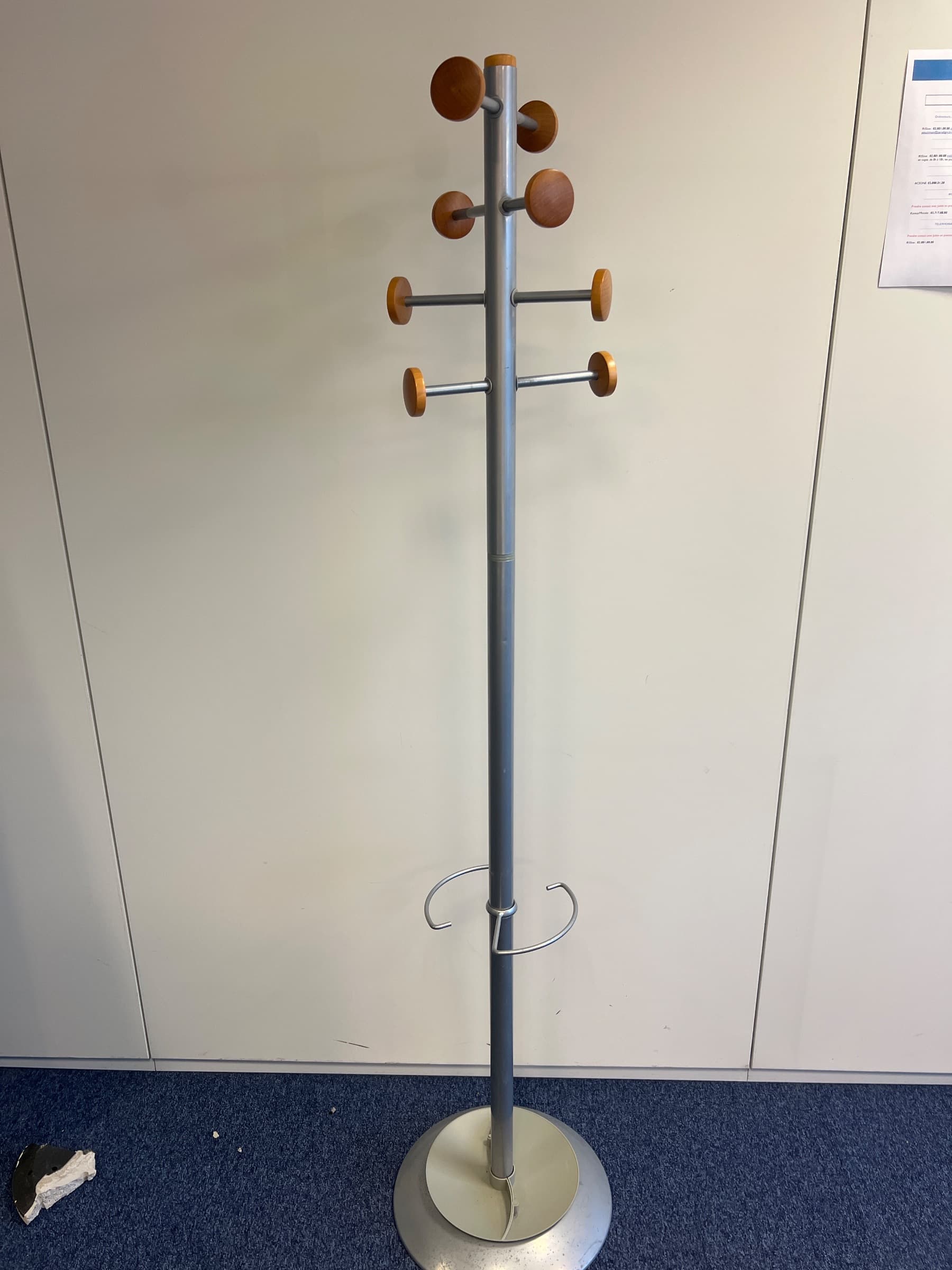 Porte-manteau en métal argenté avec crochets en bois-0