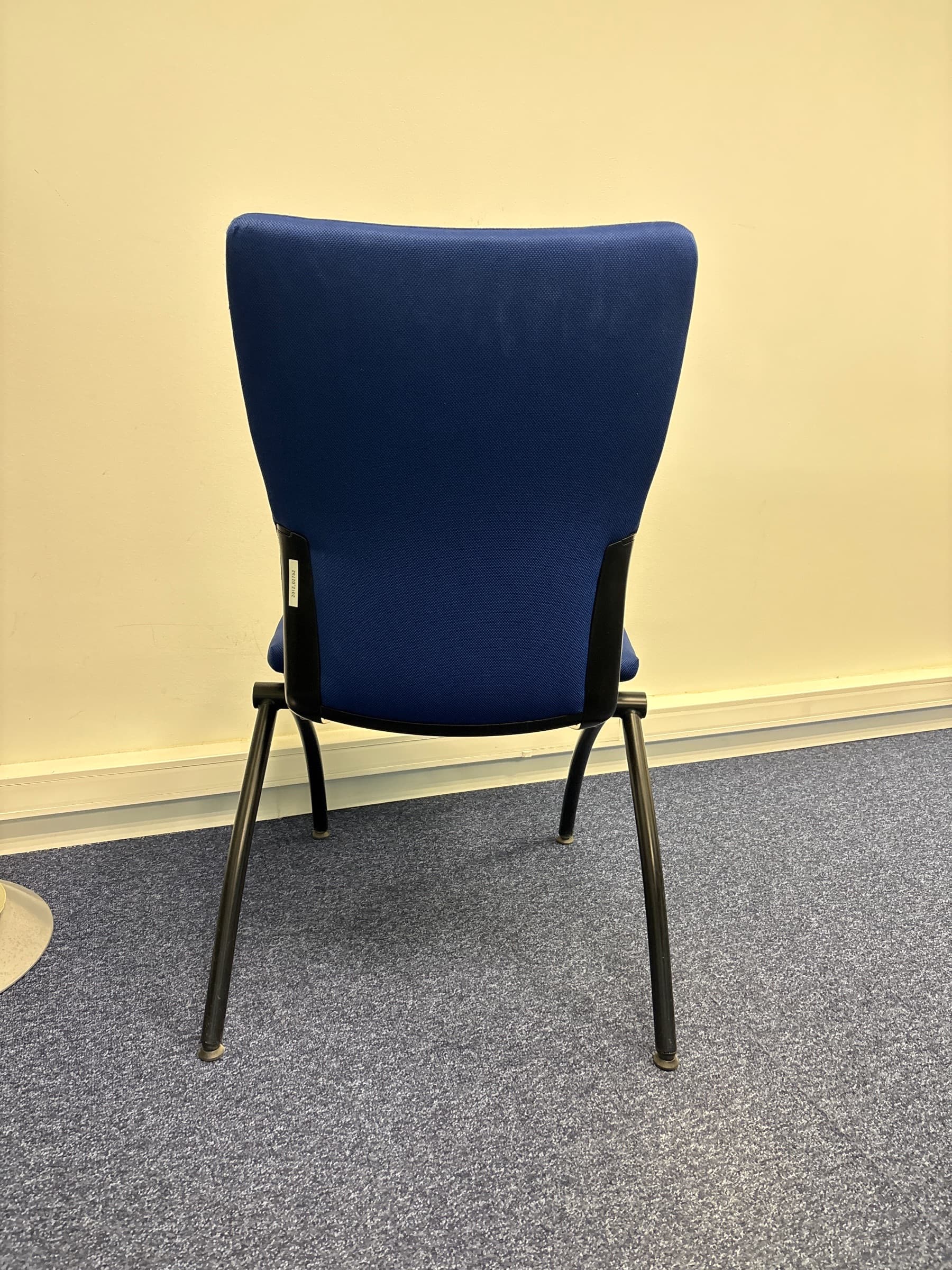 Chaise en tissu bleu au design épuré-2