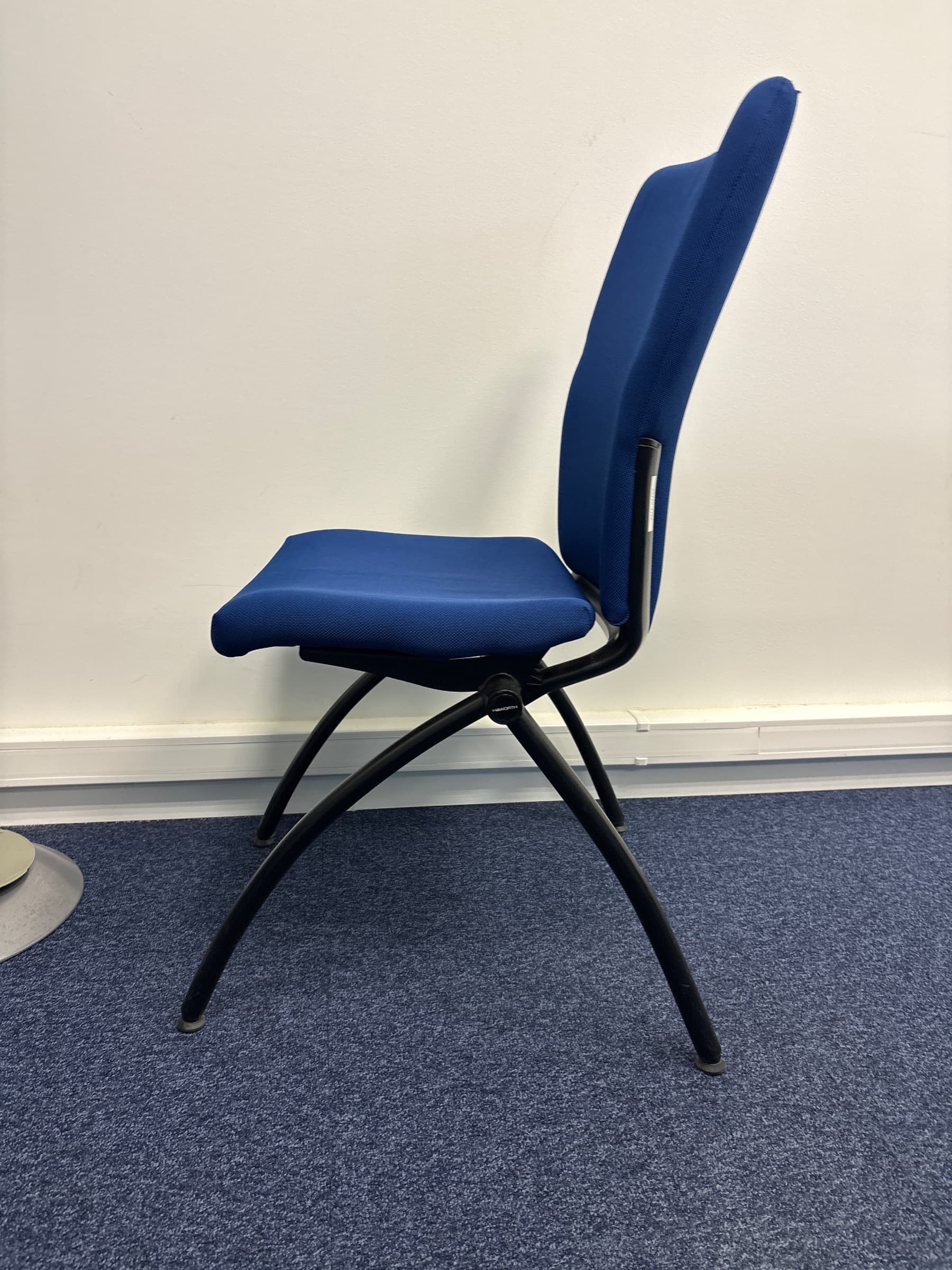 Chaise en tissu bleu au design épuré