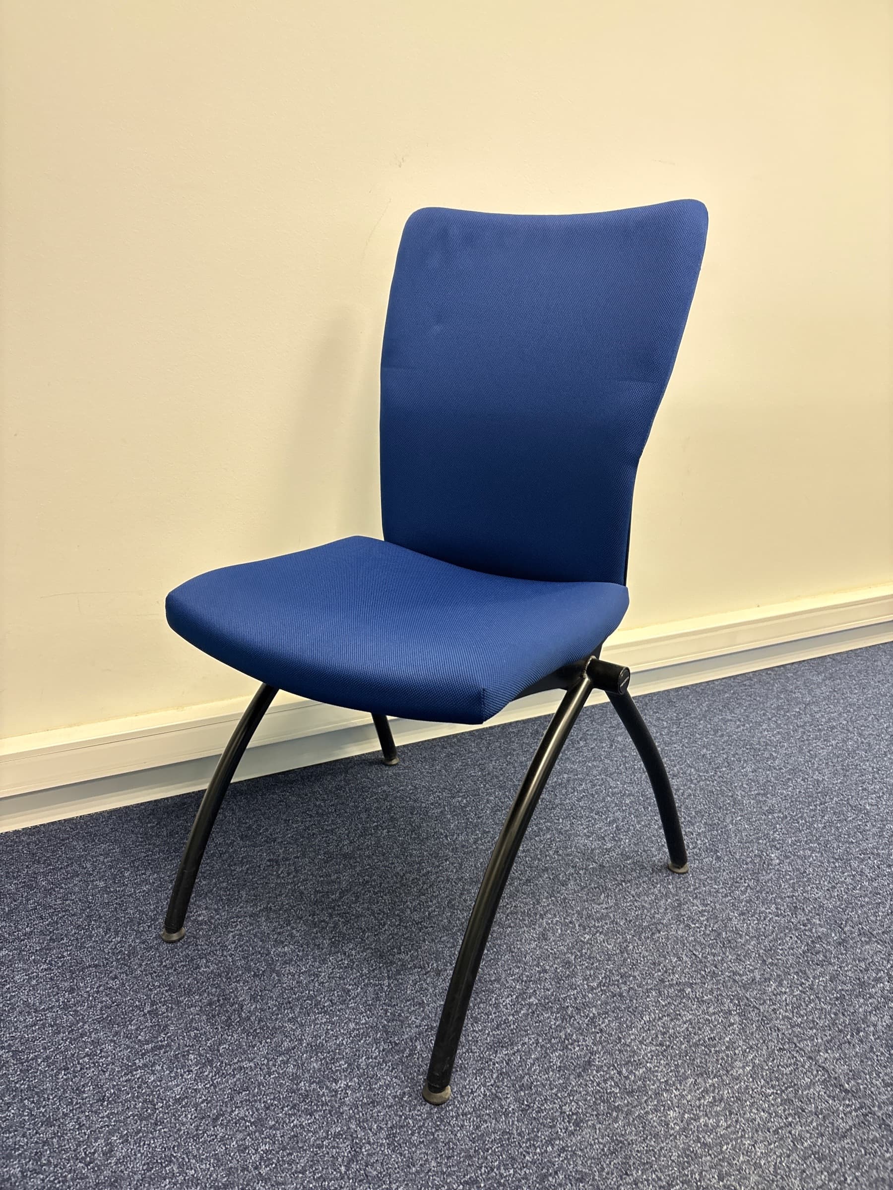 Chaise en tissu bleu au design épuré