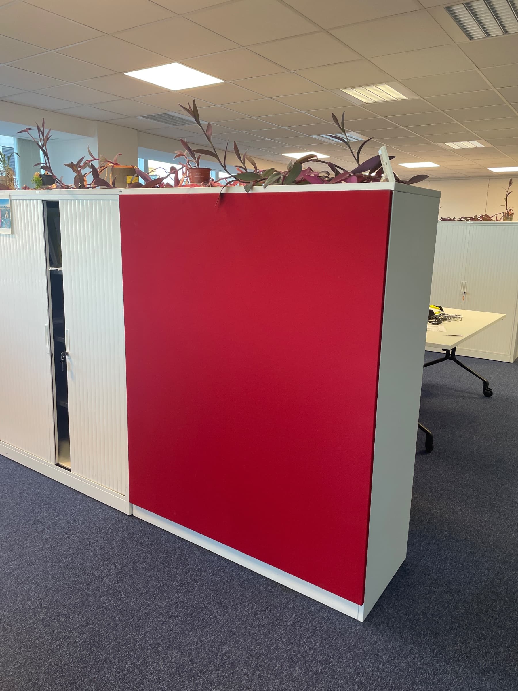 Wit metalen opbergmeubel met schuifdeuren met akoestisch paneel