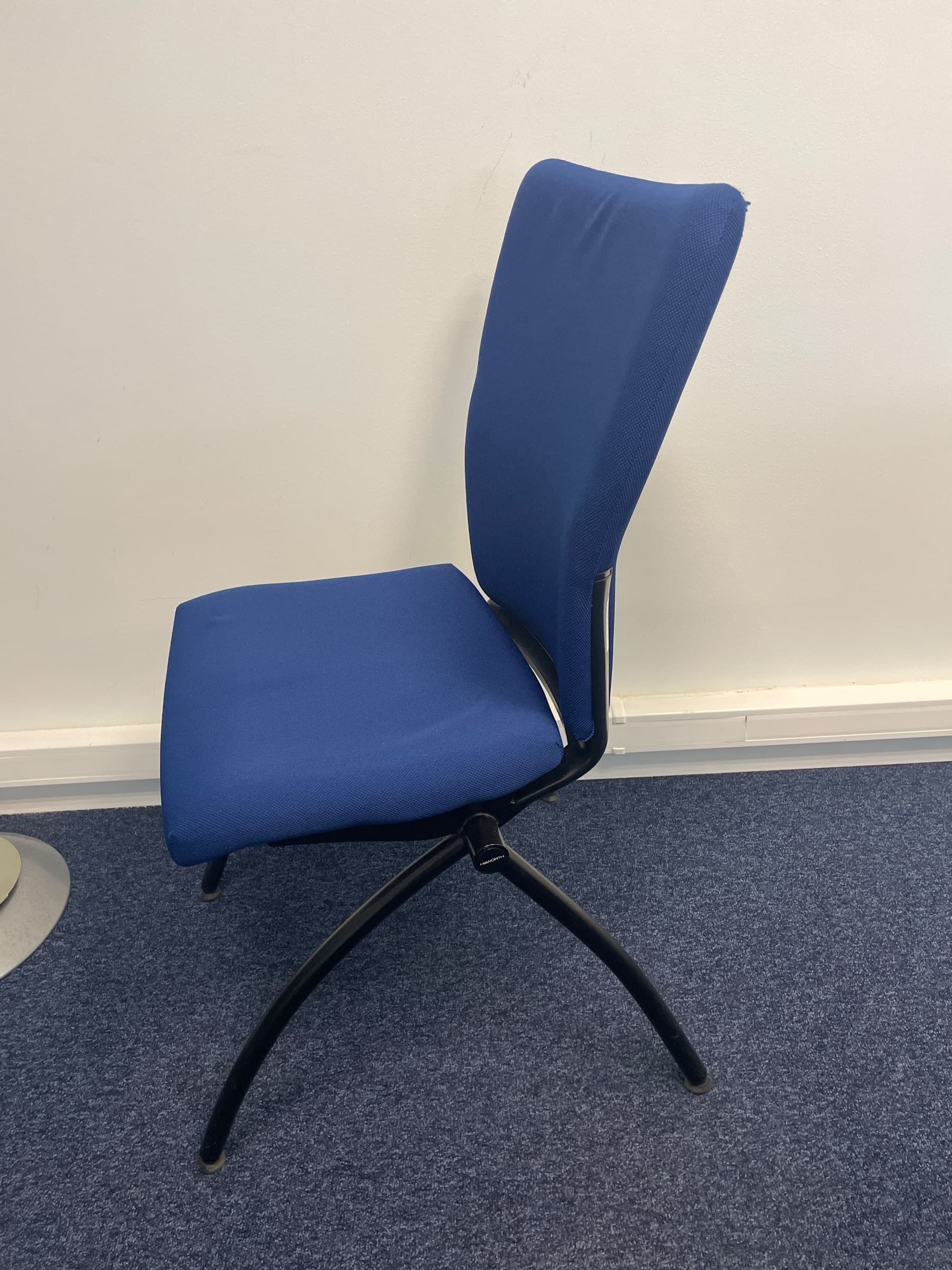 Chaise en tissu bleu au design épuré-1