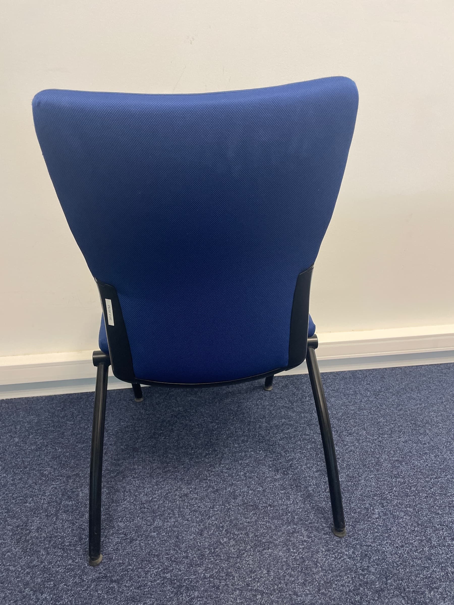 Chaise en tissu bleu au design épuré-2