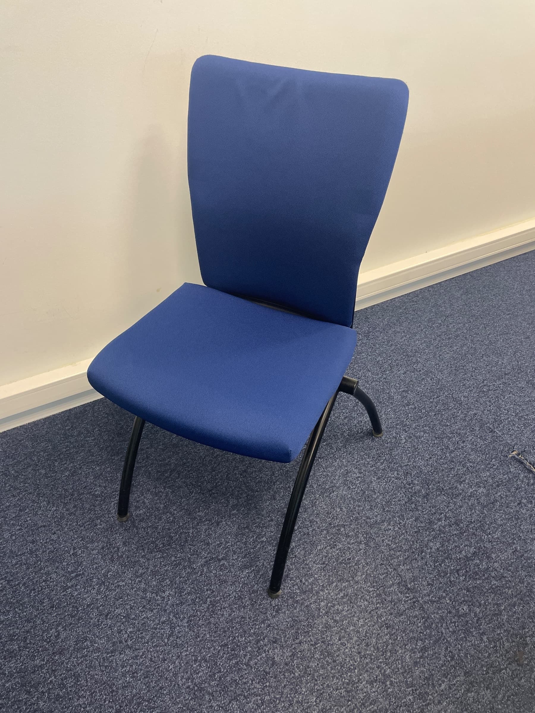 Chaise en tissu bleu au design épuré-0