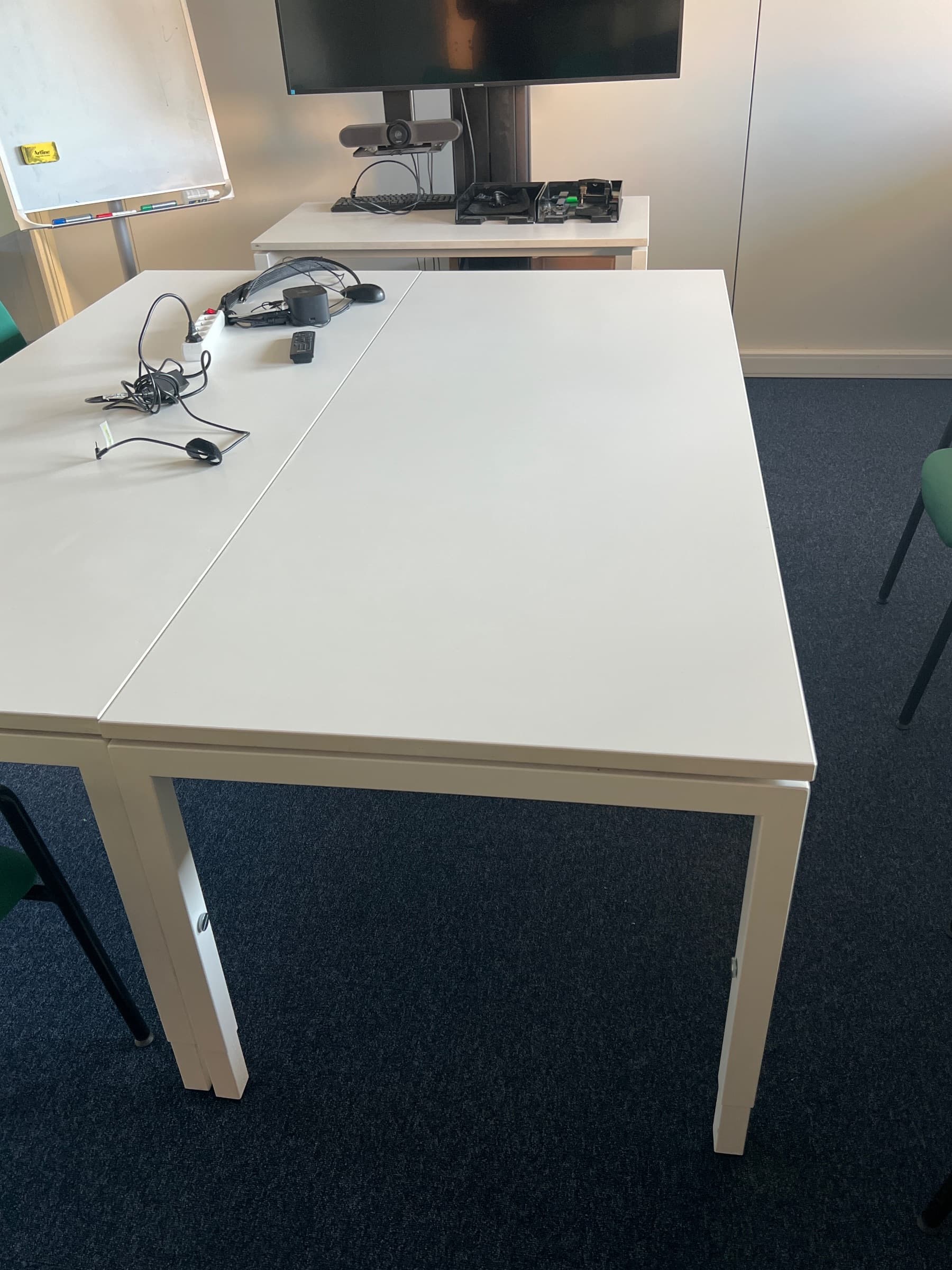 Witte metalen vergadertafel met een strak ontwerp-0