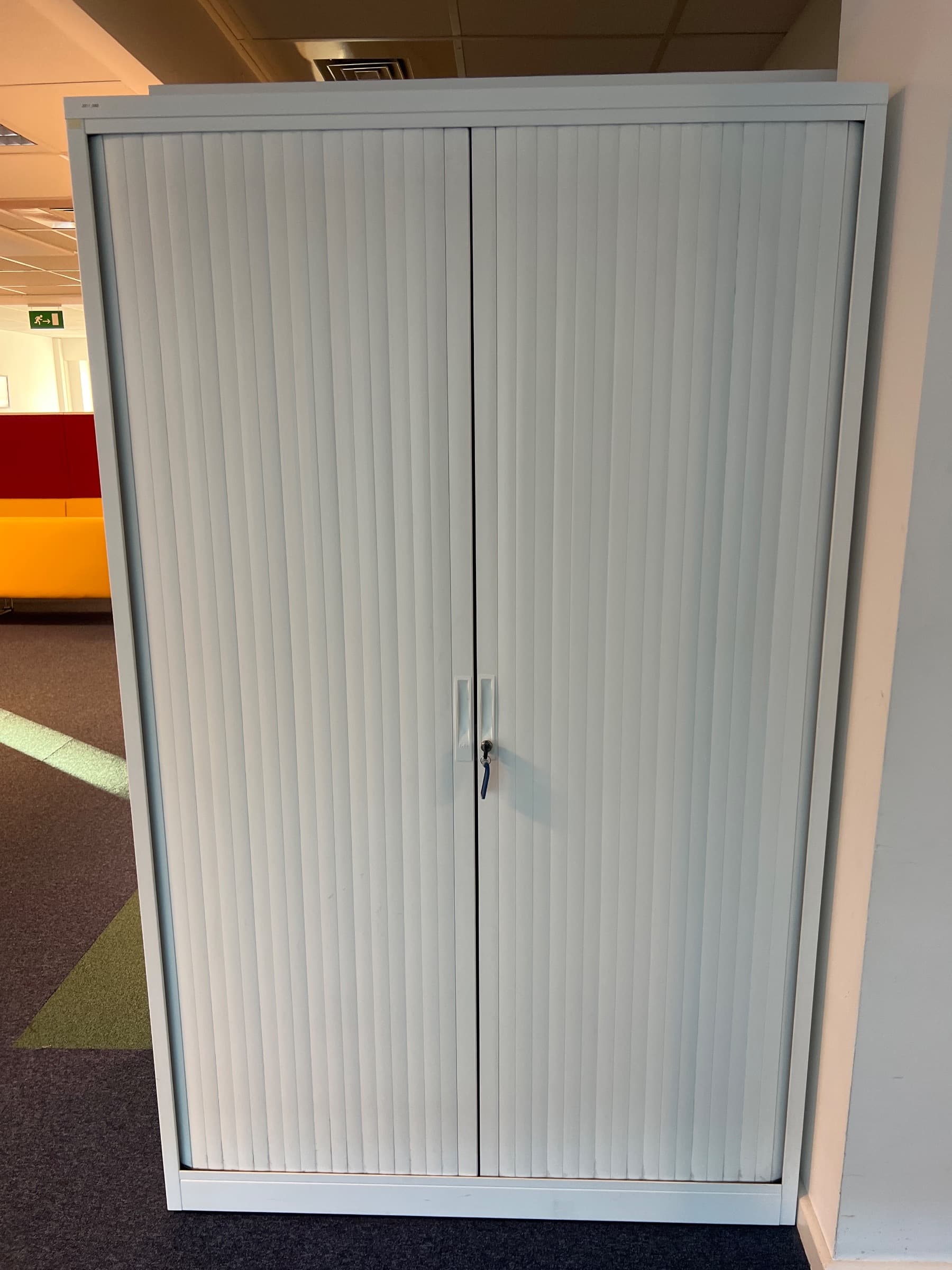 Wit metalen opbergmeubel met schuifdeuren