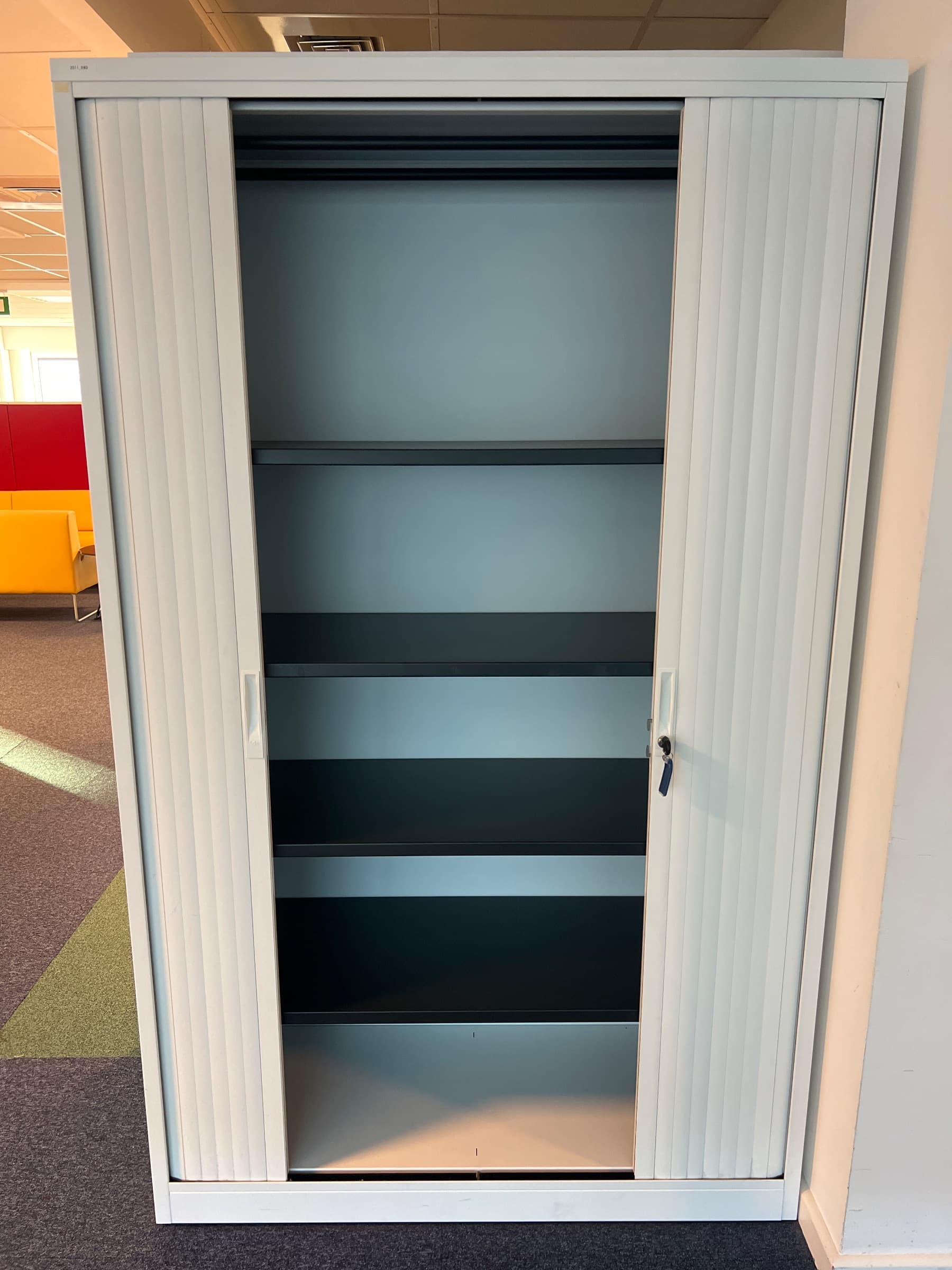 Wit metalen opbergmeubel met schuifdeuren