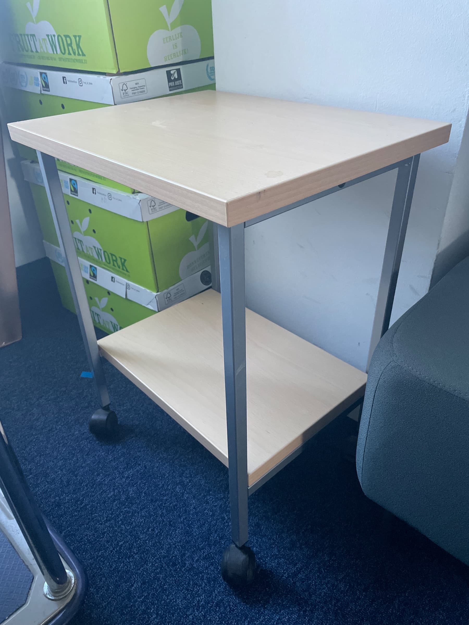 Lichthouten verrijdbare bijzettafel met een lagere plank