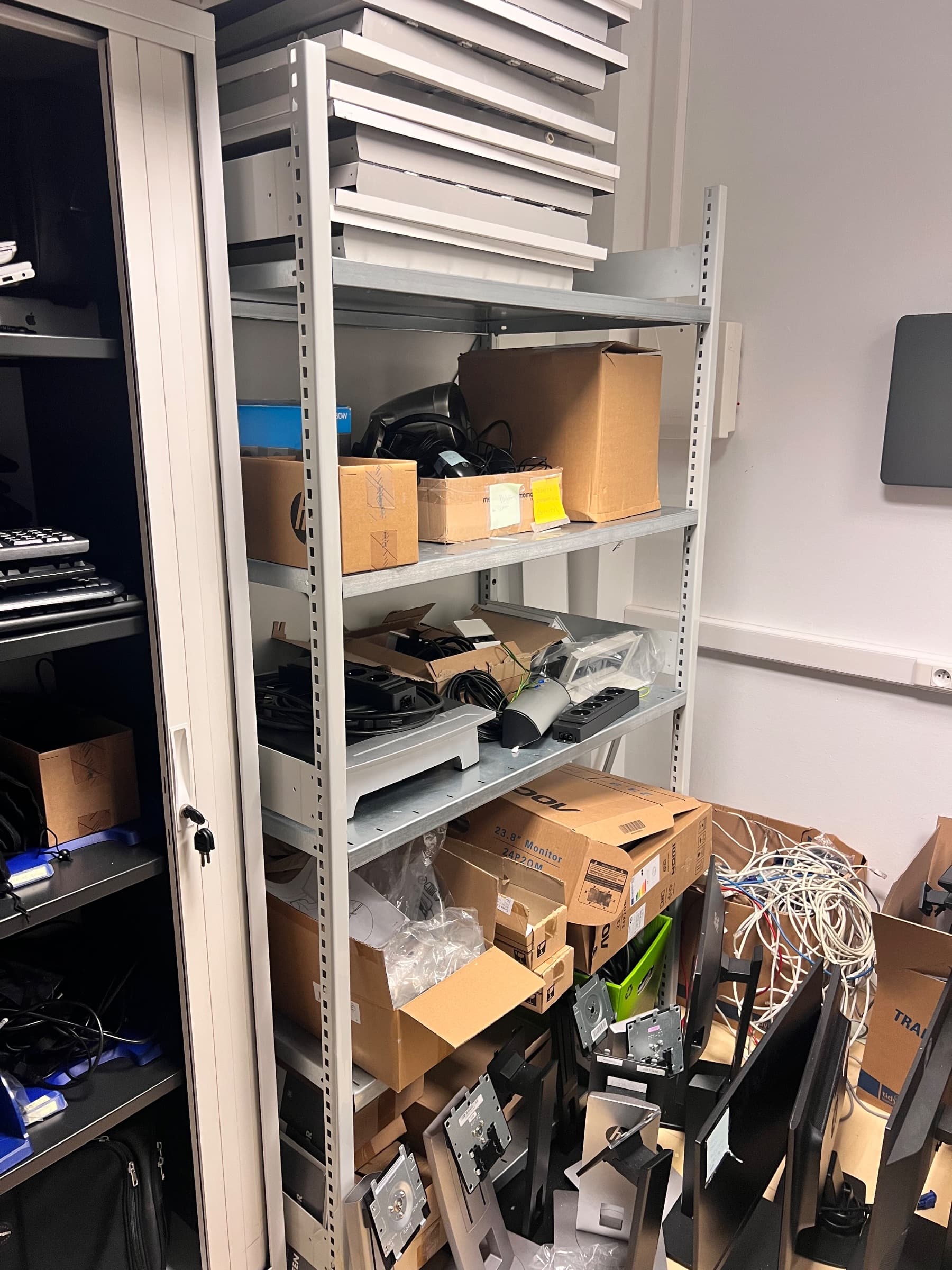 Grijze metalen opbergplank met meerdere niveaus