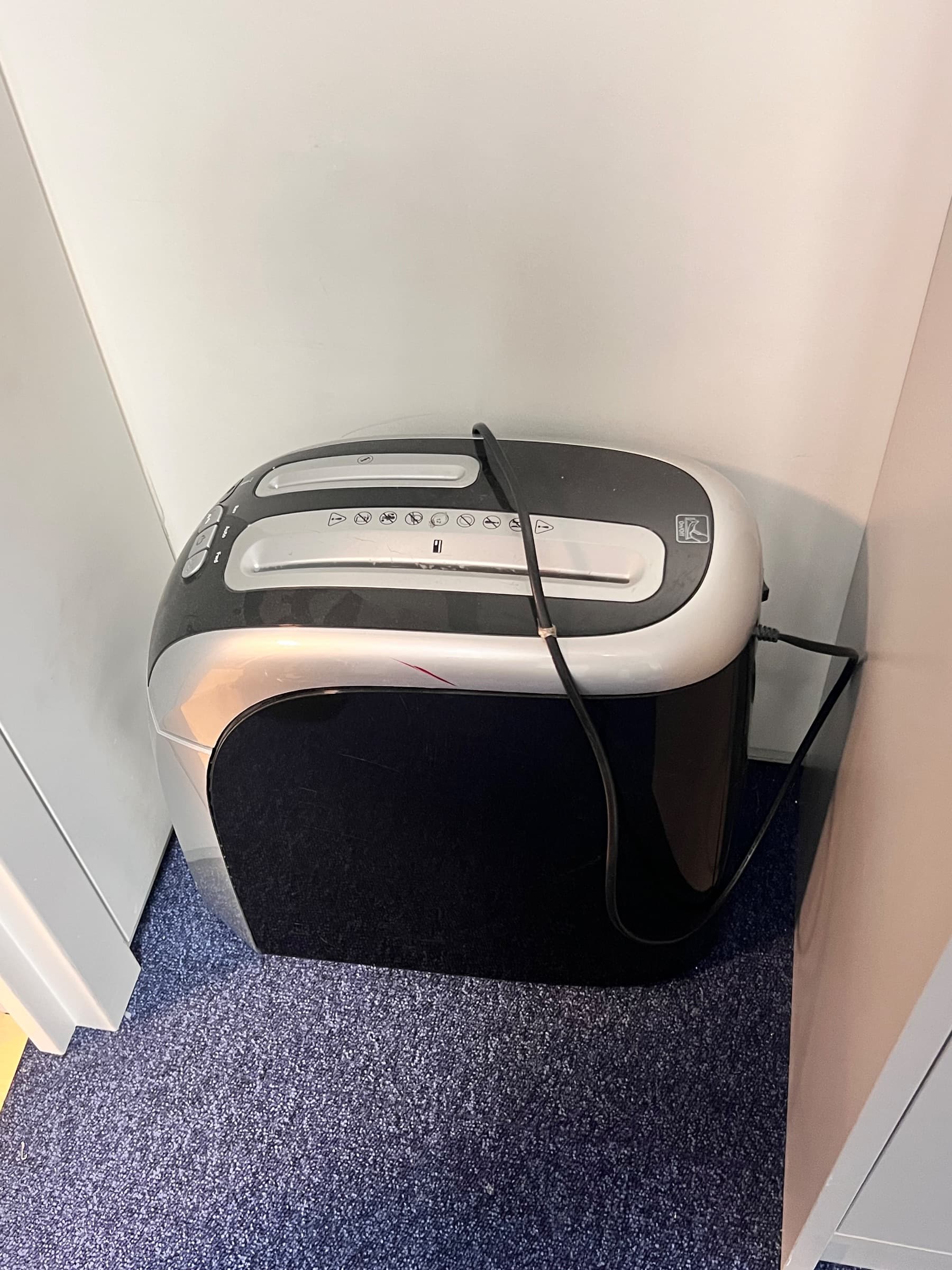 Destructeur de papier en plastique noir avec fonctions de sécurité