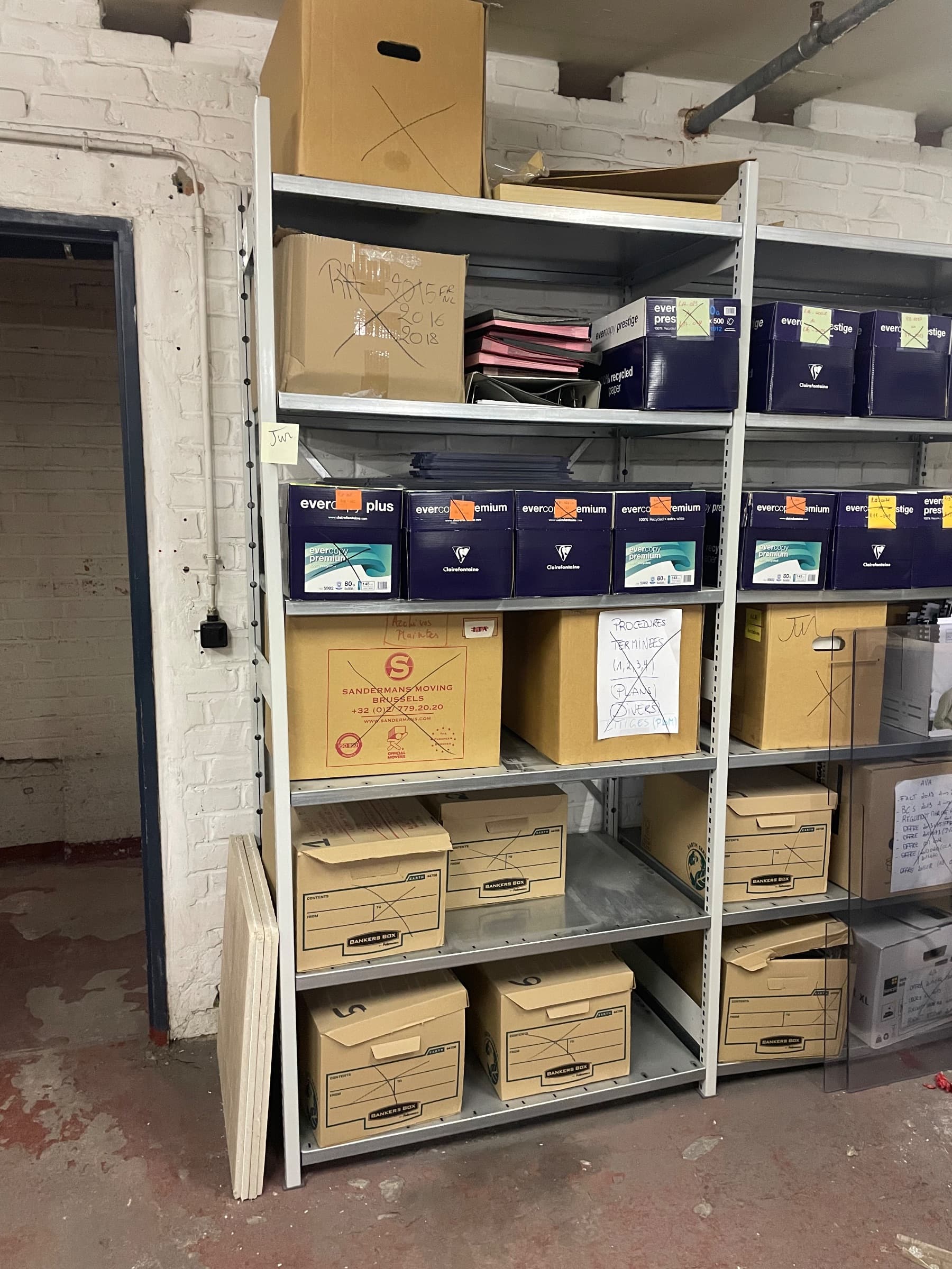 kartonnen opbergdozen met labels