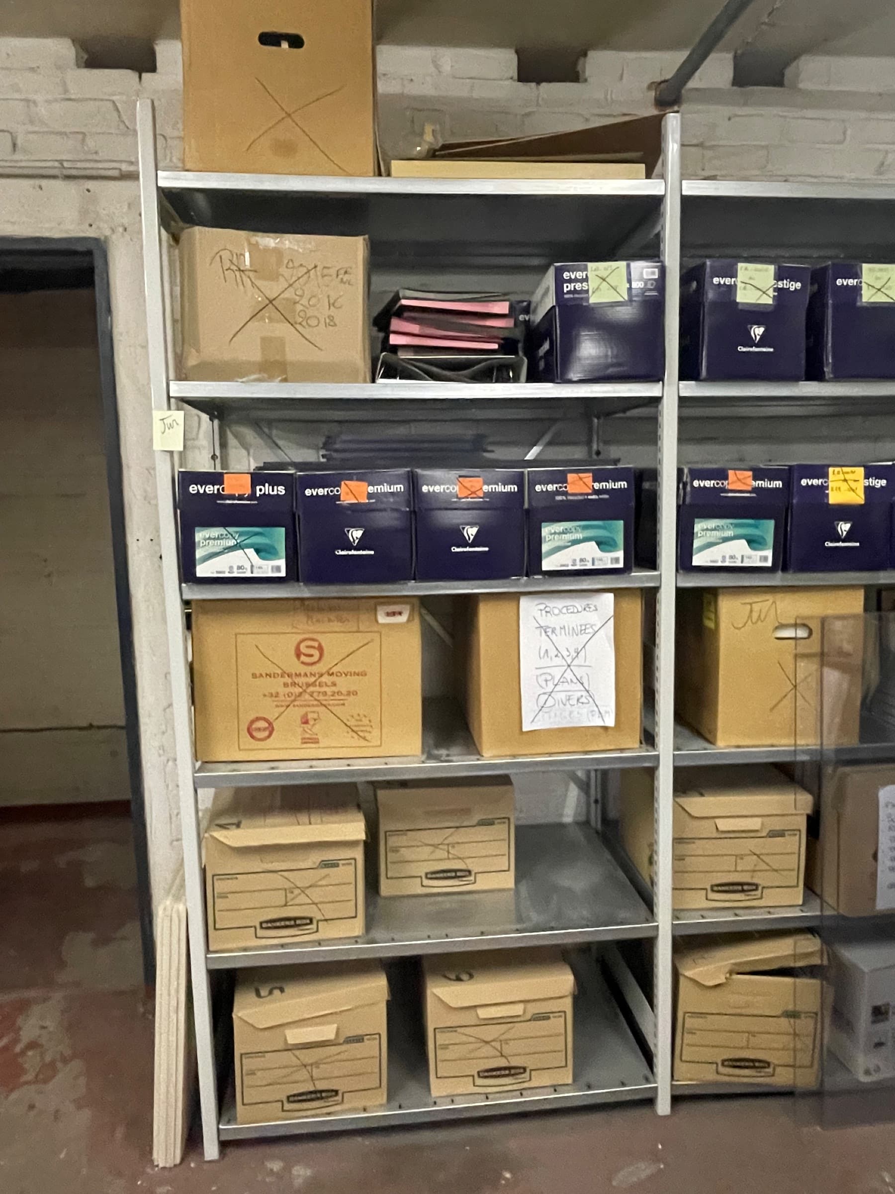 kartonnen opbergdozen met labels