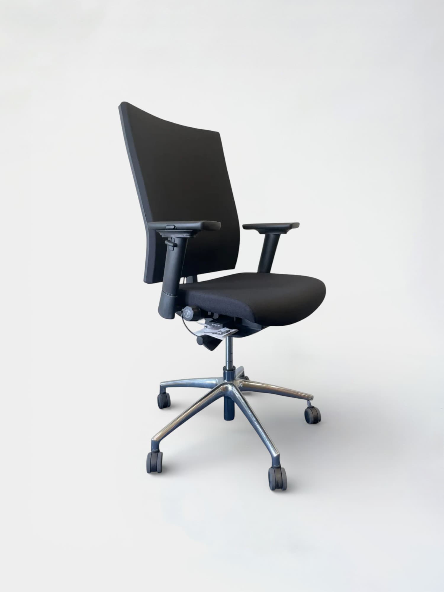 Zwarte stoffen bureaustoel met verstelbare armleuningen en een slank metalen frame - Relieve Furniture