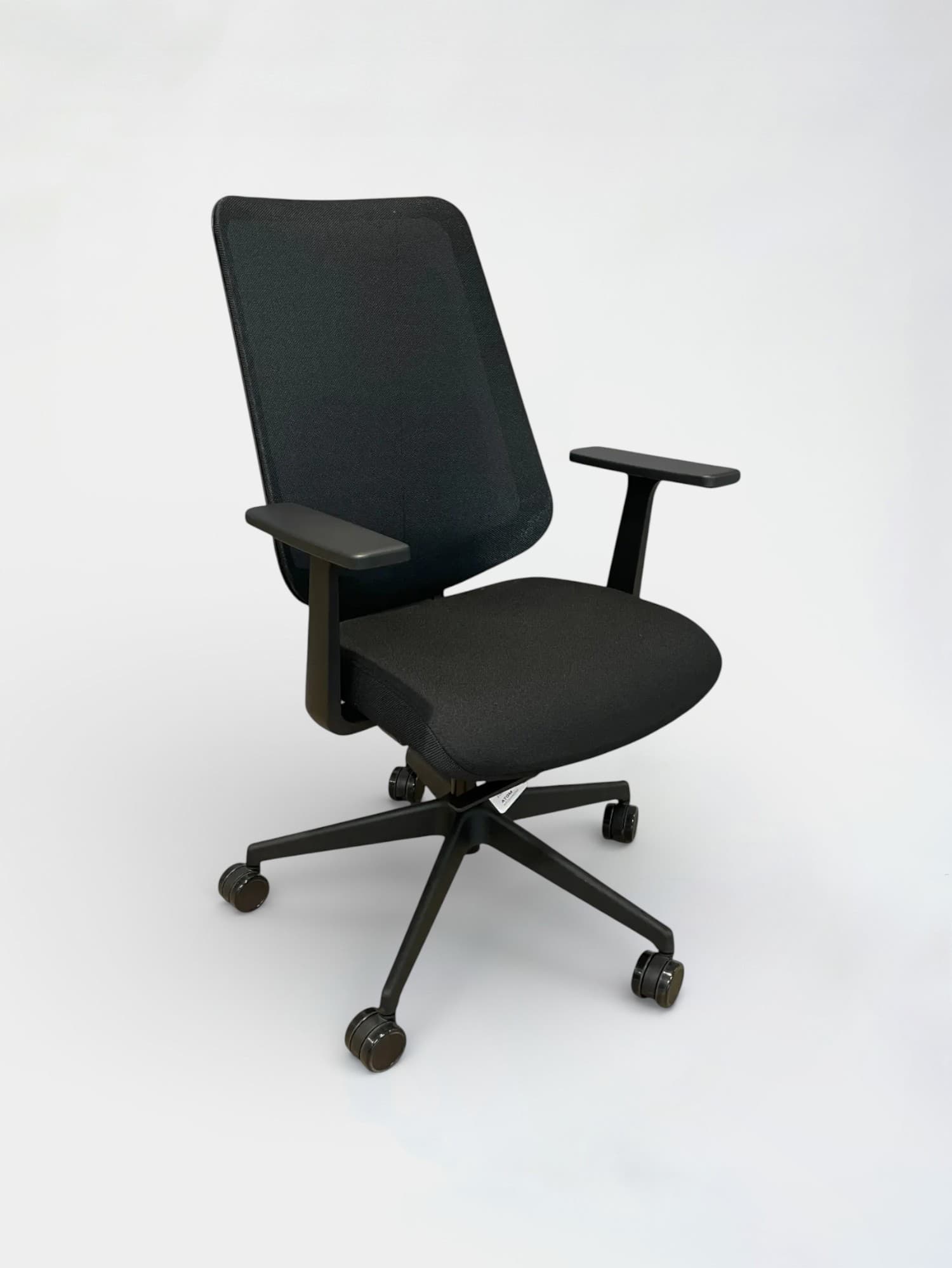 Forma 5 DOT Pro black chair