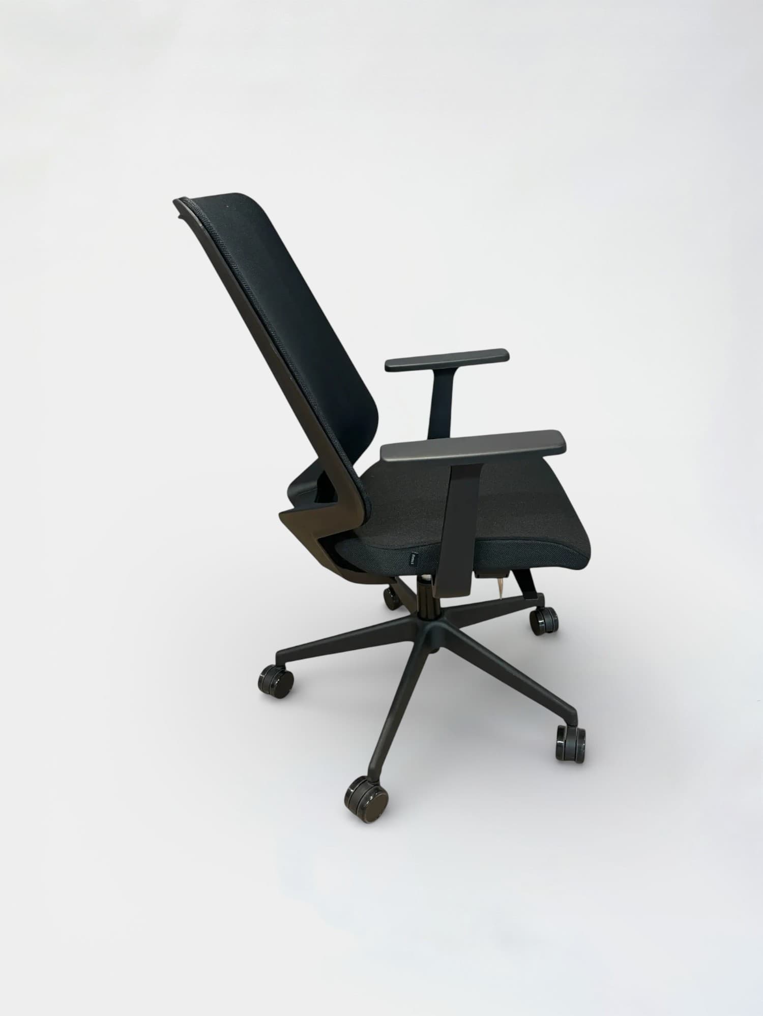 Forma 5 DOT Pro black chair -1