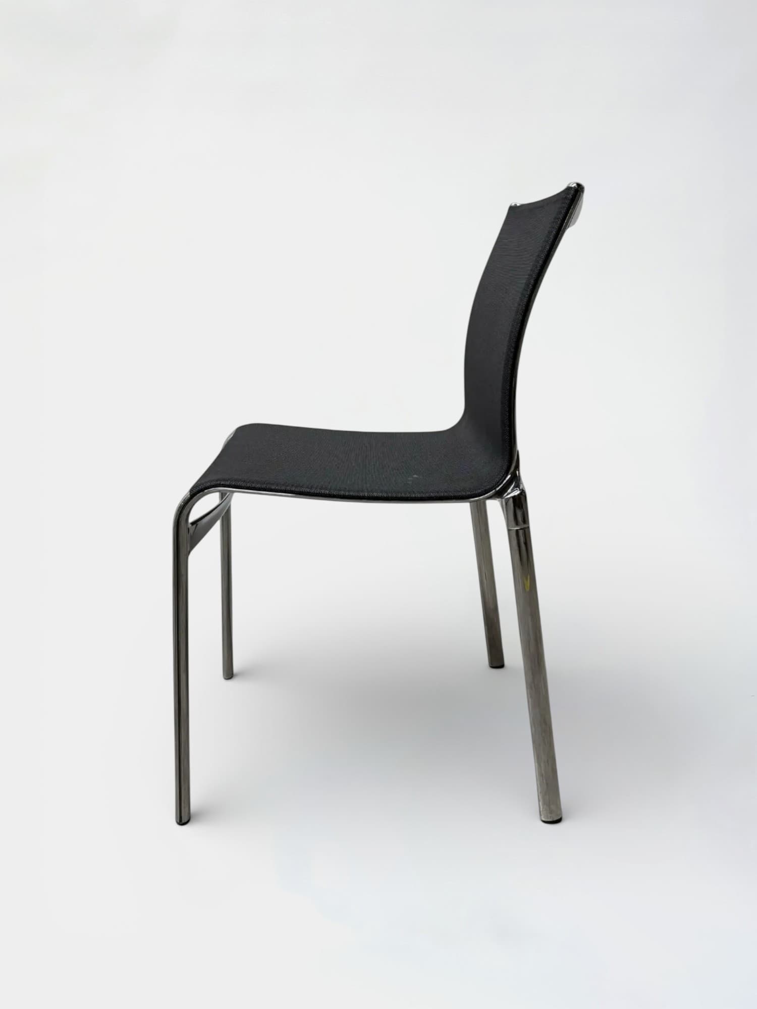 Vergaderstoel met zwart gaas en verchroomd frame-2