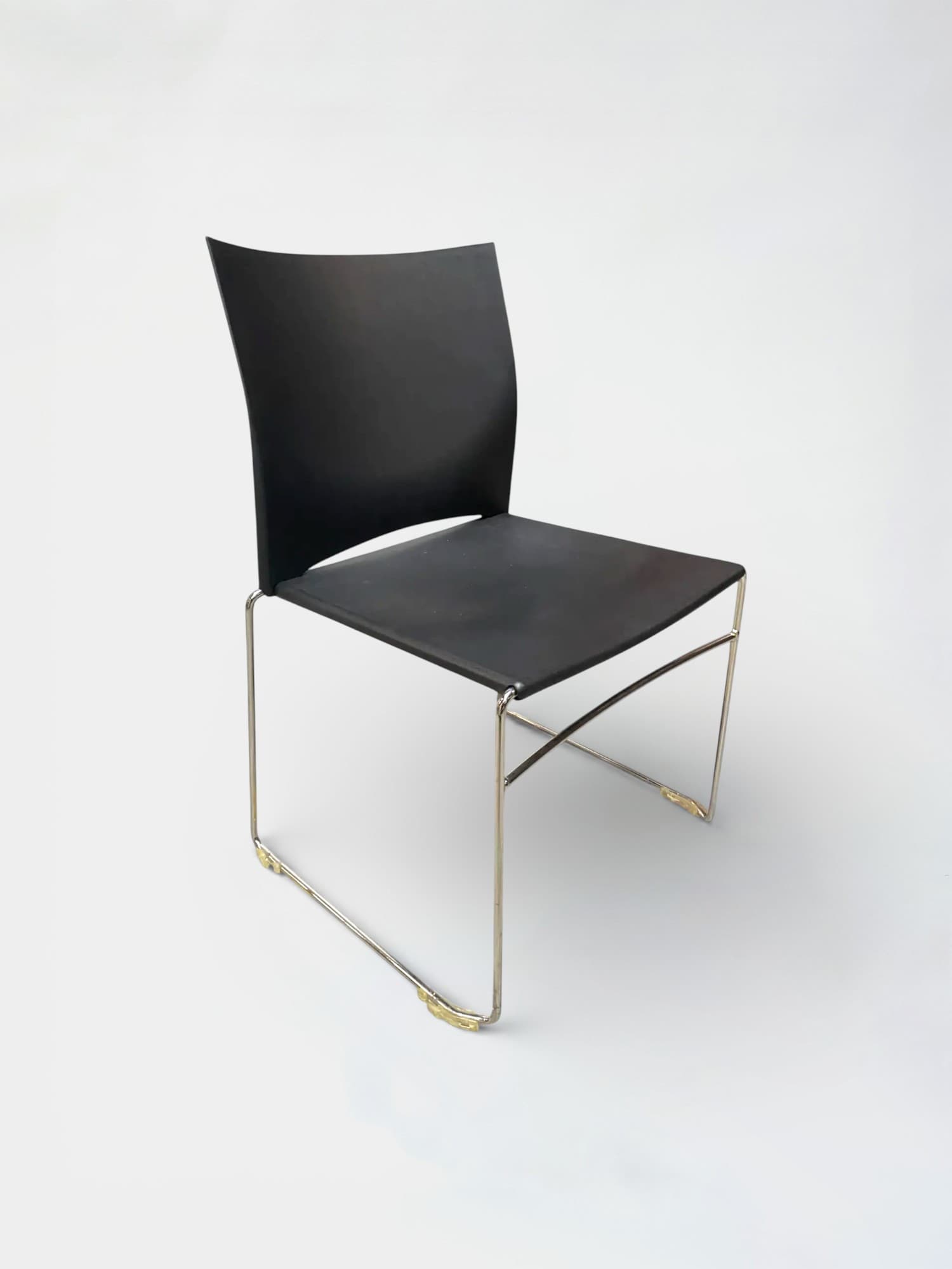 Chaise en plastique noir sur pieds en acier-0