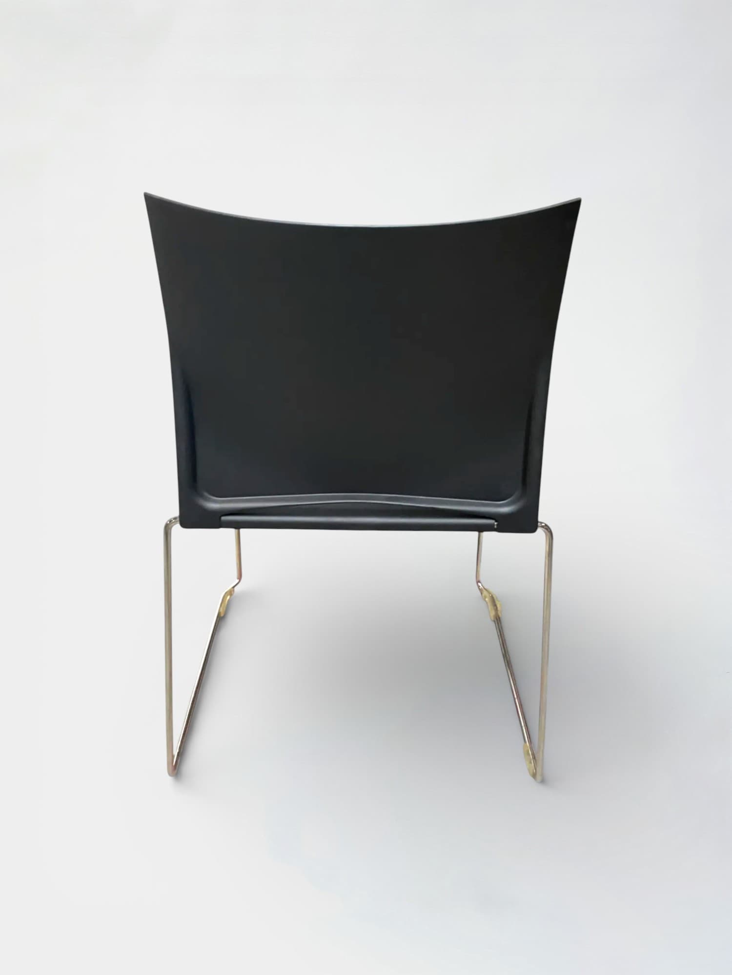 Chaise en plastique noir sur pieds en acier-3