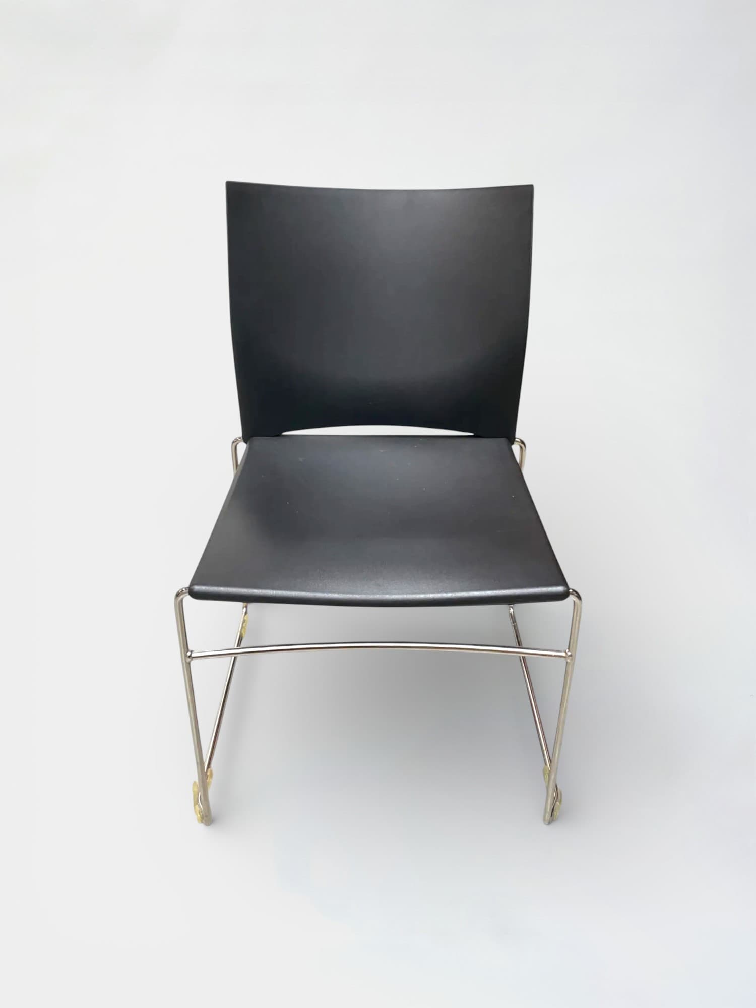 Chaise en plastique noir sur pieds en acier
