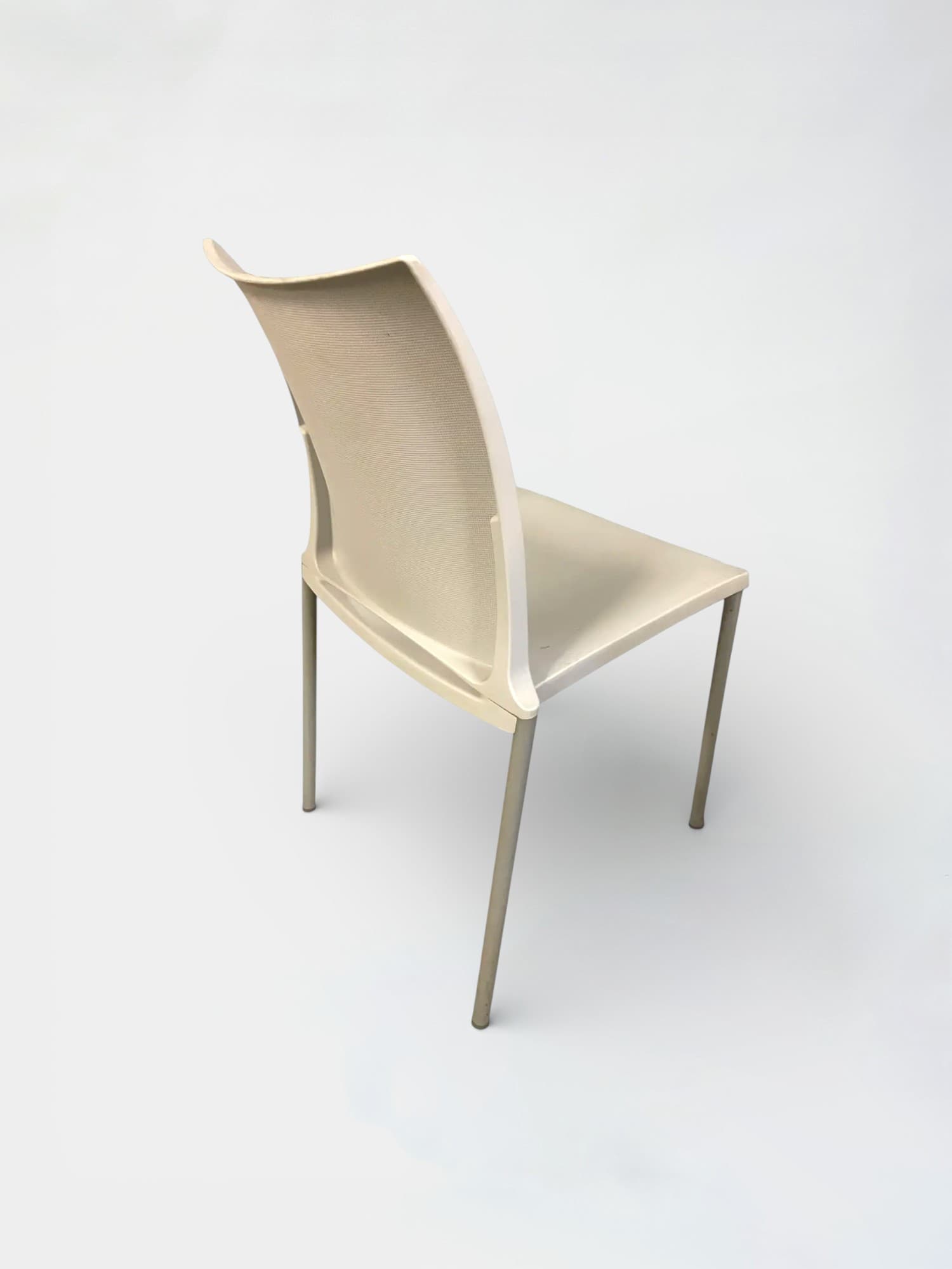 Kusch+Co lichtgrijze stapelbare kunststof stoelen-1