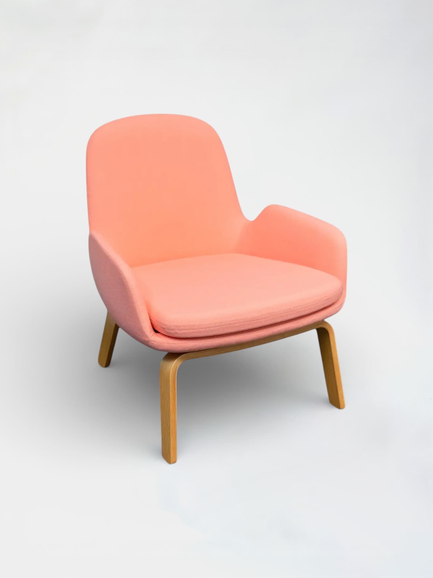 WORN: Normann Saumon fauteuil met houten poten