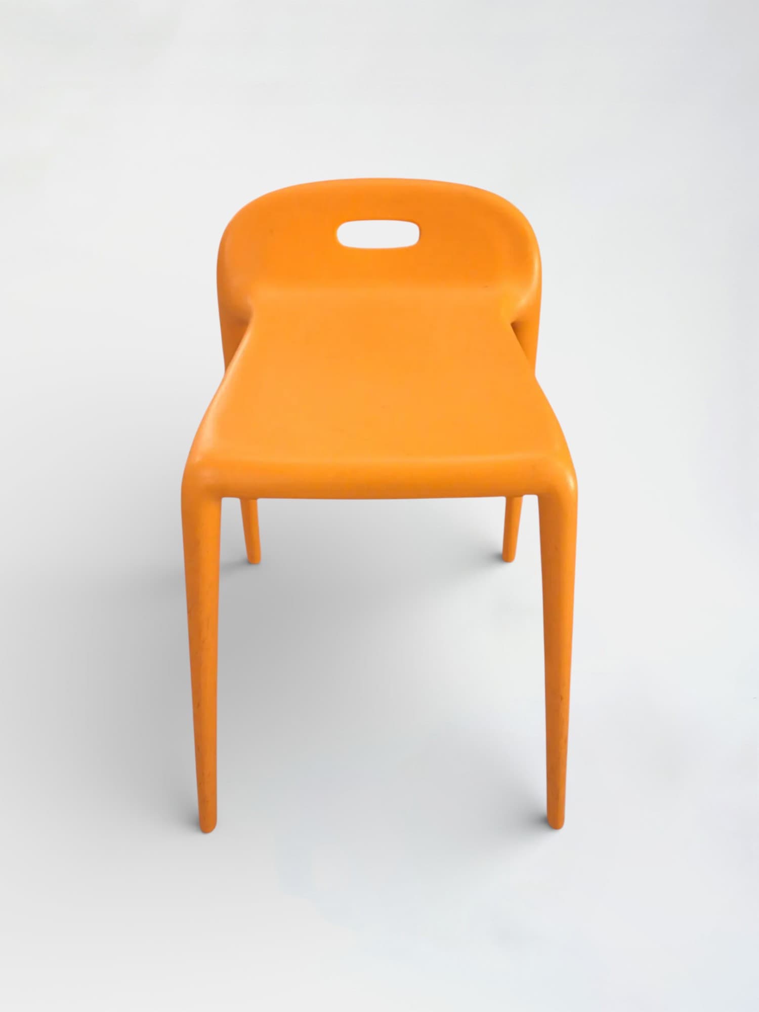 YUYU Magis lichtoranje stoel met kleine rugleuning-1