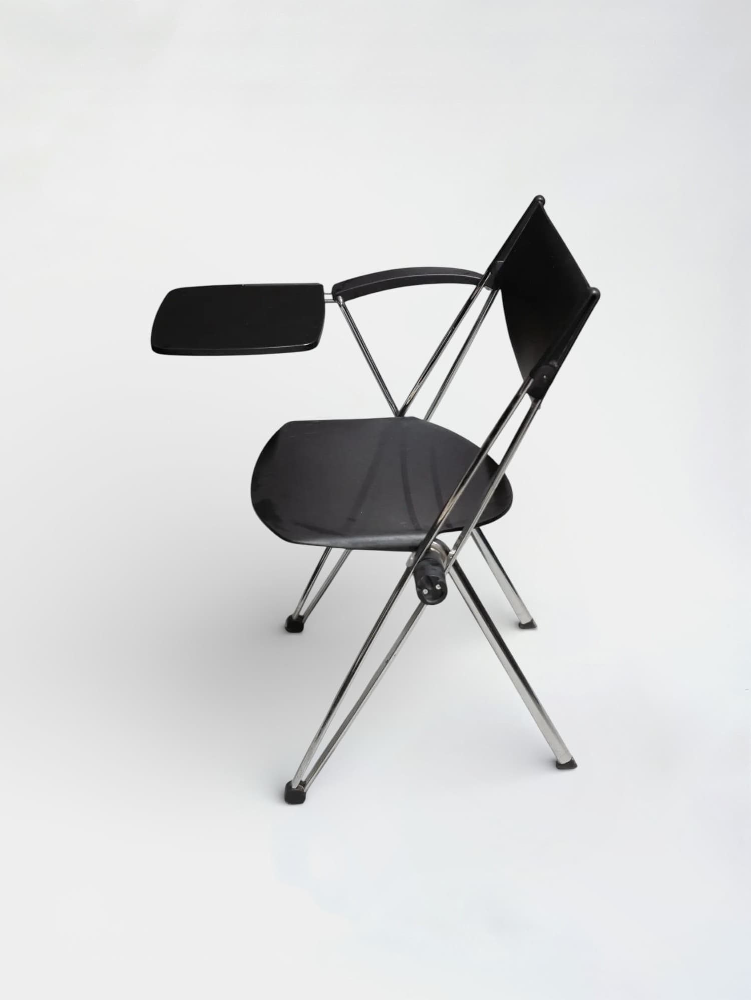 Lamm Chaise en plastique noir avec tablette latérale et pieds en métal-4