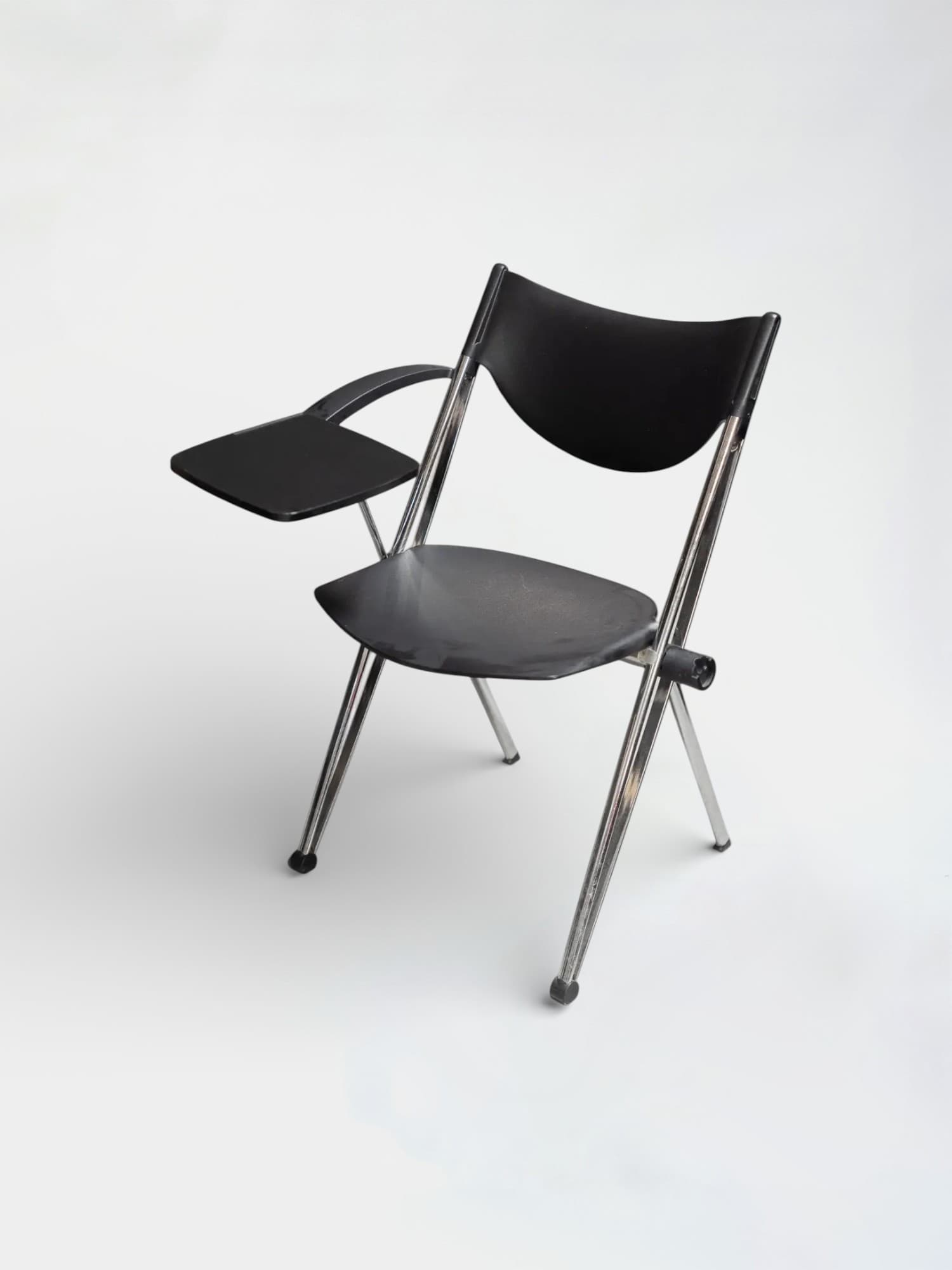 Lamm Chaise en plastique noir avec tablette latérale et pieds en métal-2