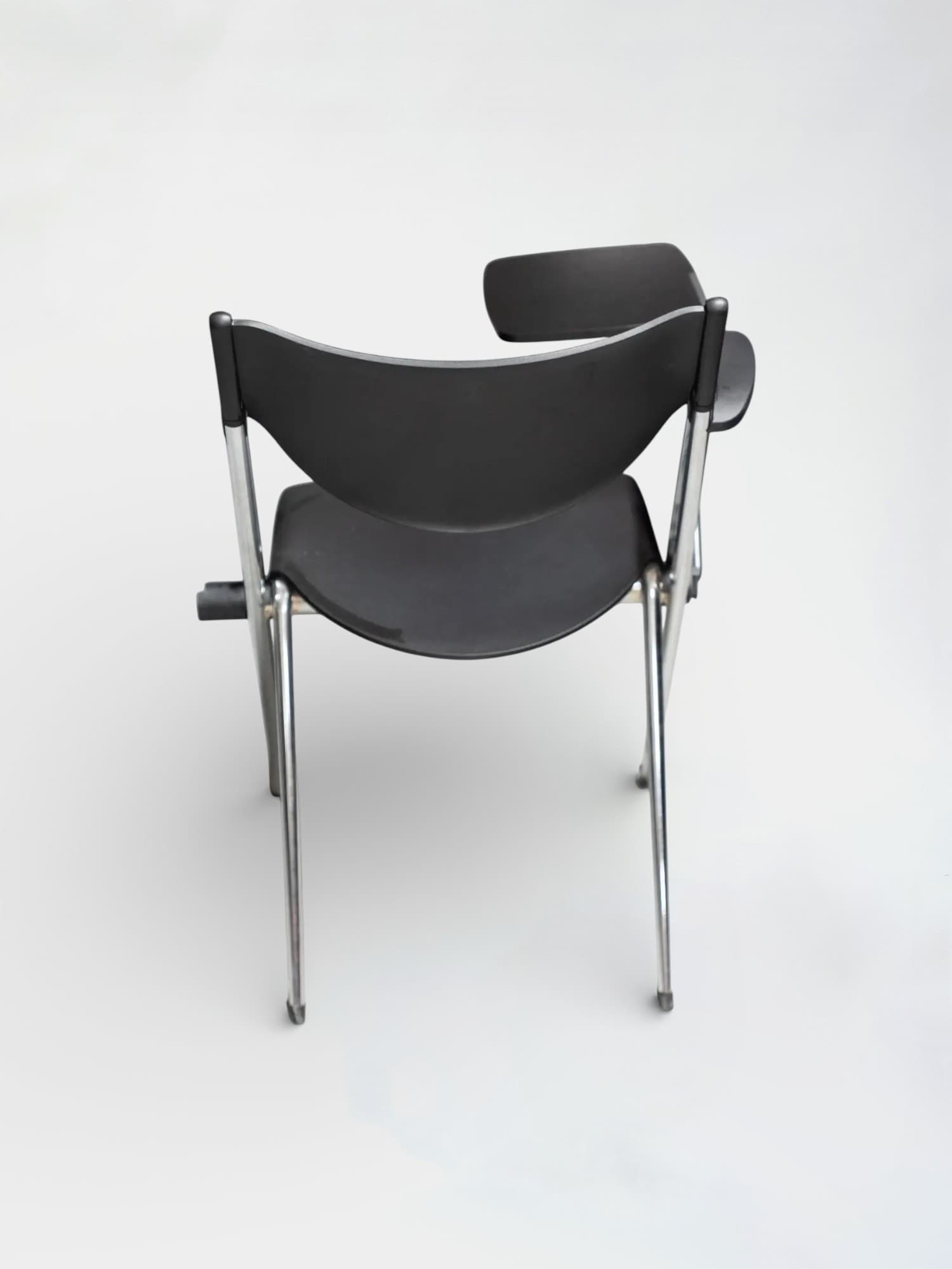 Lamm Chaise en plastique noir avec tablette latérale et pieds en métal-5