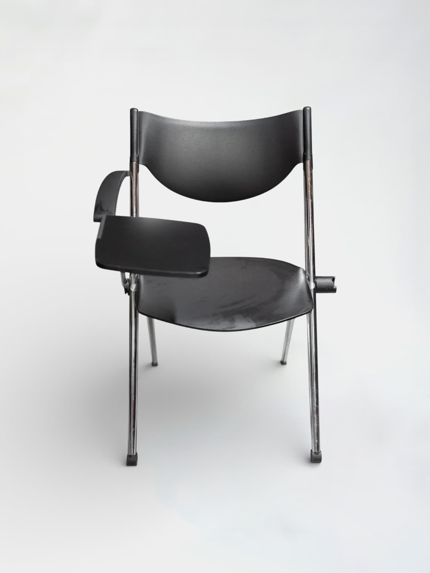 Lamm Chaise en plastique noir avec tablette latérale et pieds en métal