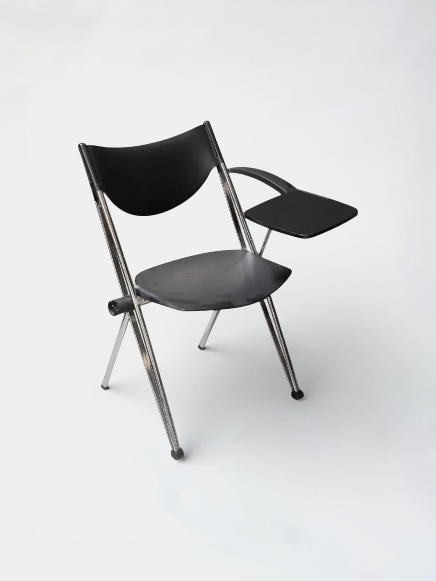 Lamm Chaise en plastique noir avec tablette latérale et pieds en métal-0