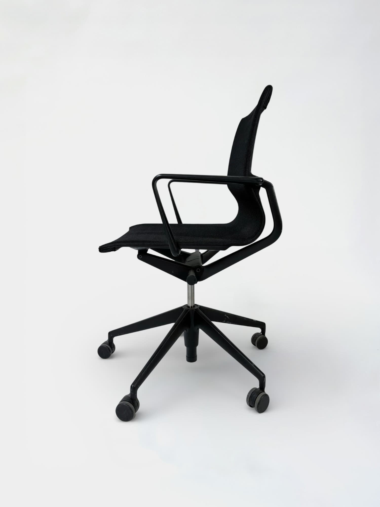 VITRA Physix adjustable black mesh office chair on wheels-3