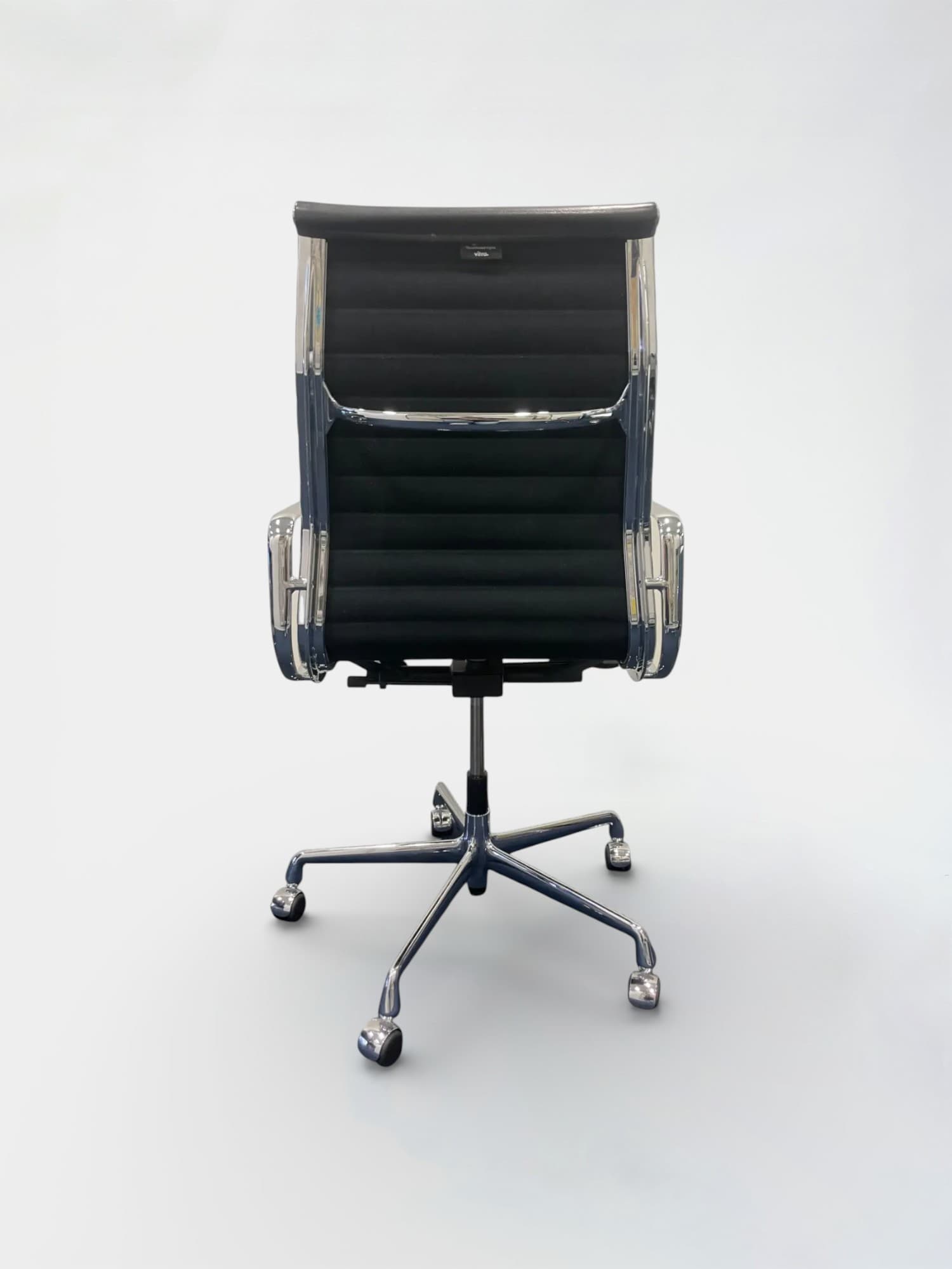 Chaise Vitra Eames en cuir noir EA119-2