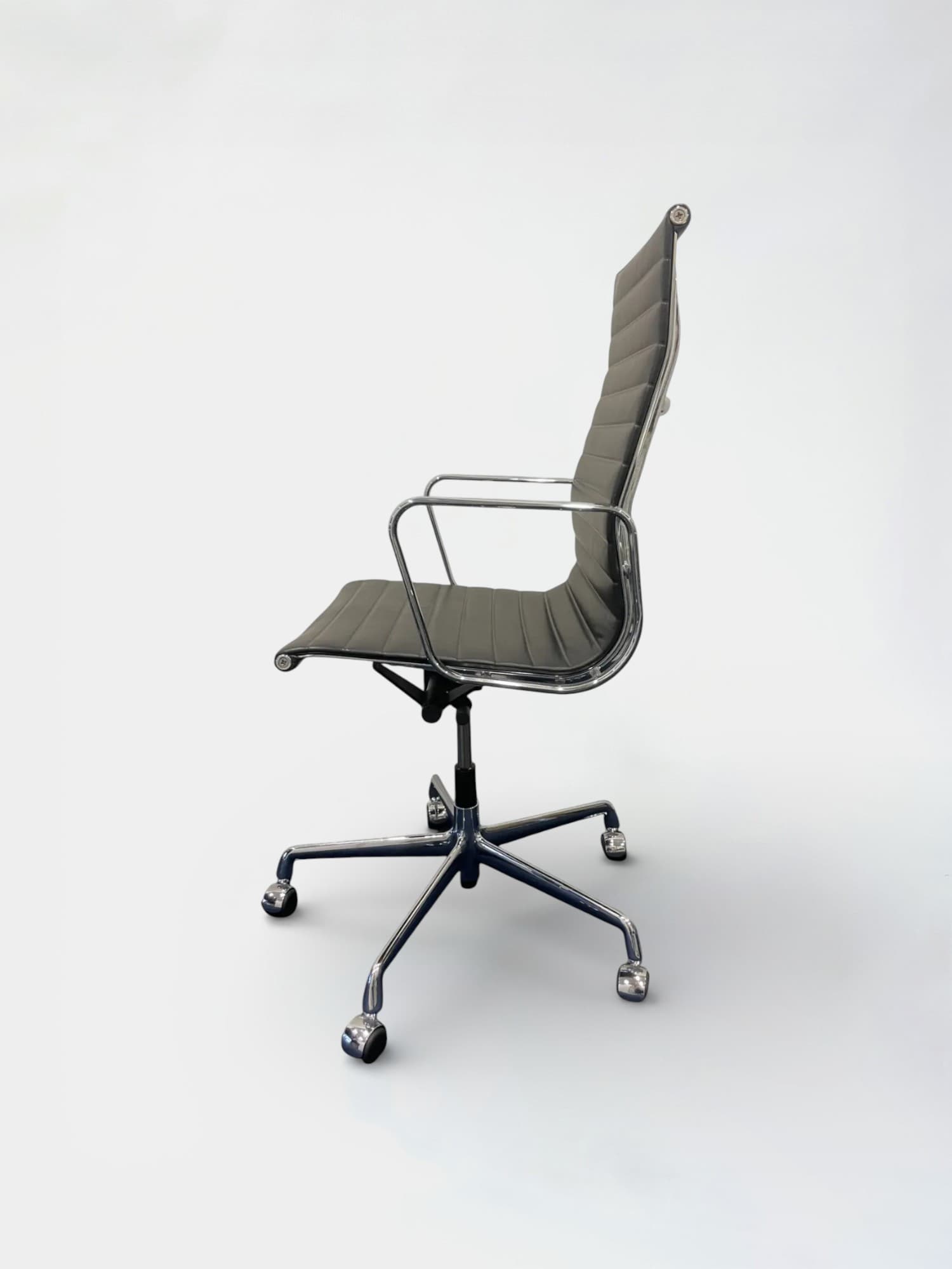 Chaise Vitra Eames en cuir noir EA119-3