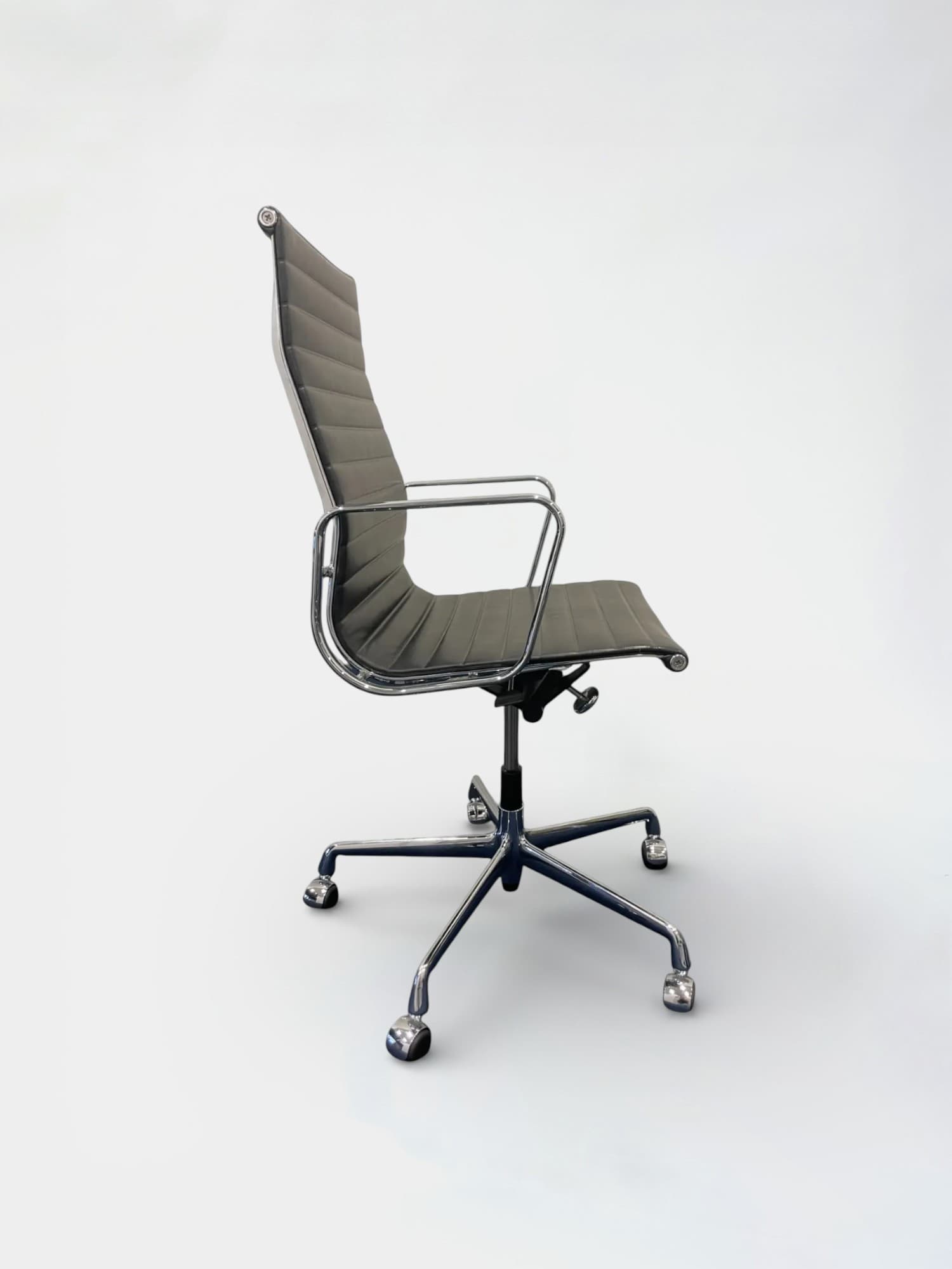 Chaise Vitra Eames en cuir noir EA119-1