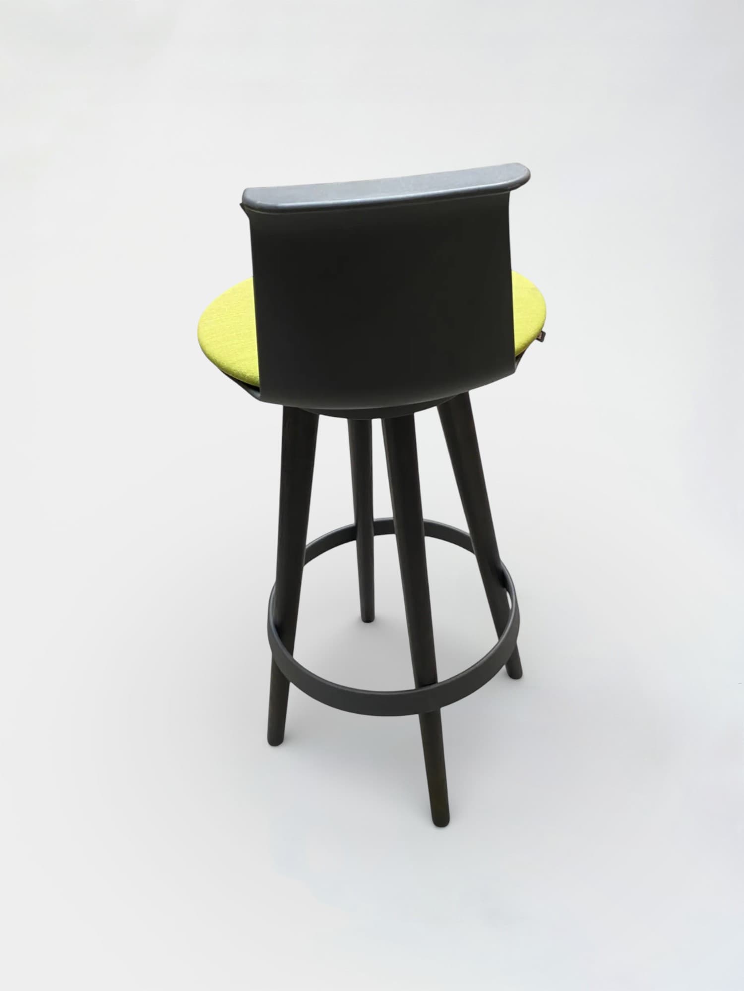 Chaise de bar vert clair Bene Timba sur pieds en bois foncé avec dossier en plastique anthracite-1