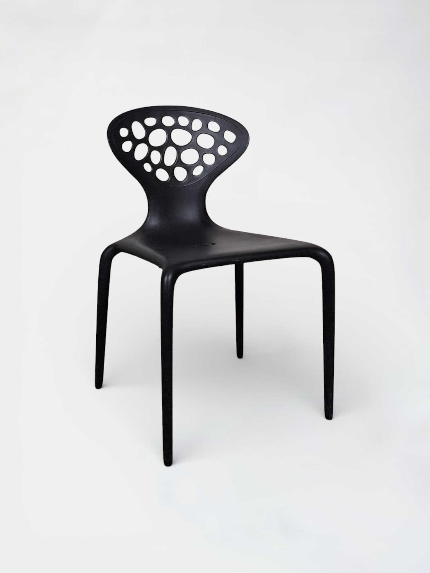 Chaises empilables Moroso Supernatural noires, design Ross Lovegrove-0