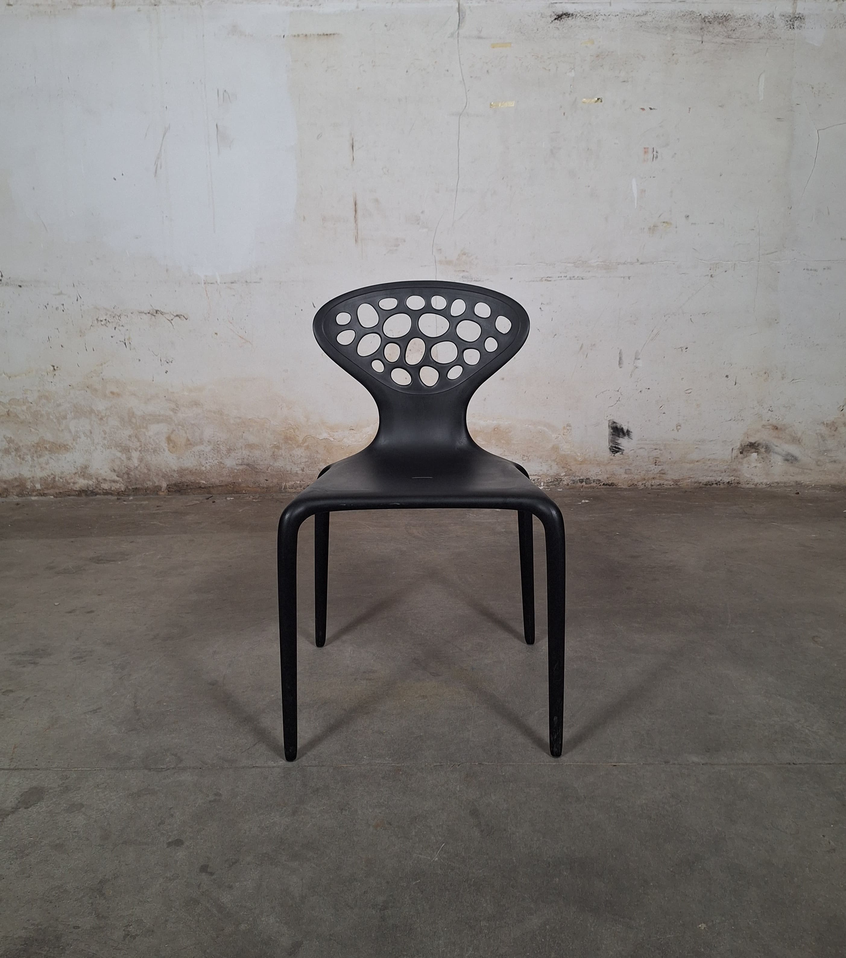 Chaises empilables Moroso Supernatural noires, design Ross Lovegrove-1