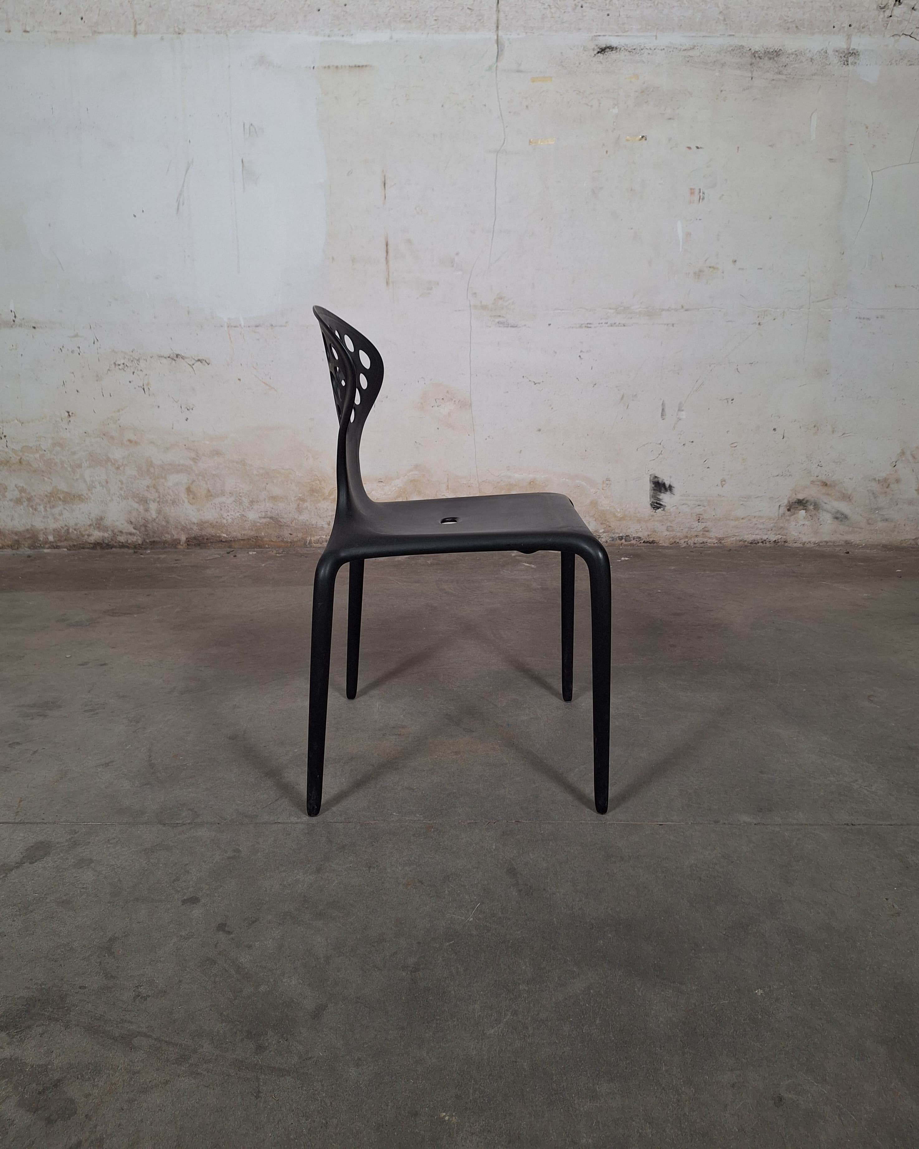 Chaises empilables Moroso Supernatural noires, design Ross Lovegrove-2