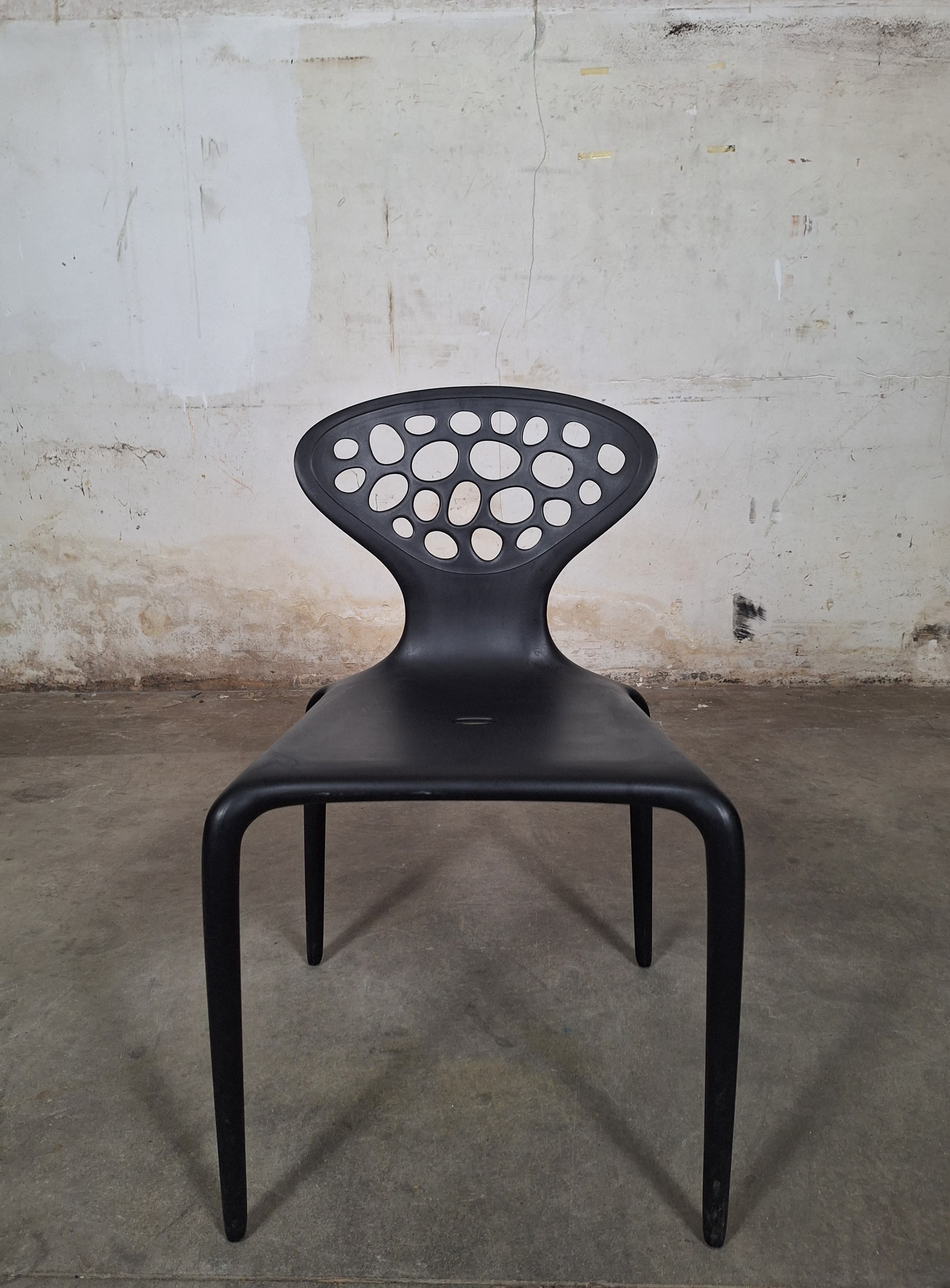 Chaises empilables Moroso Supernatural noires, design Ross Lovegrove-5